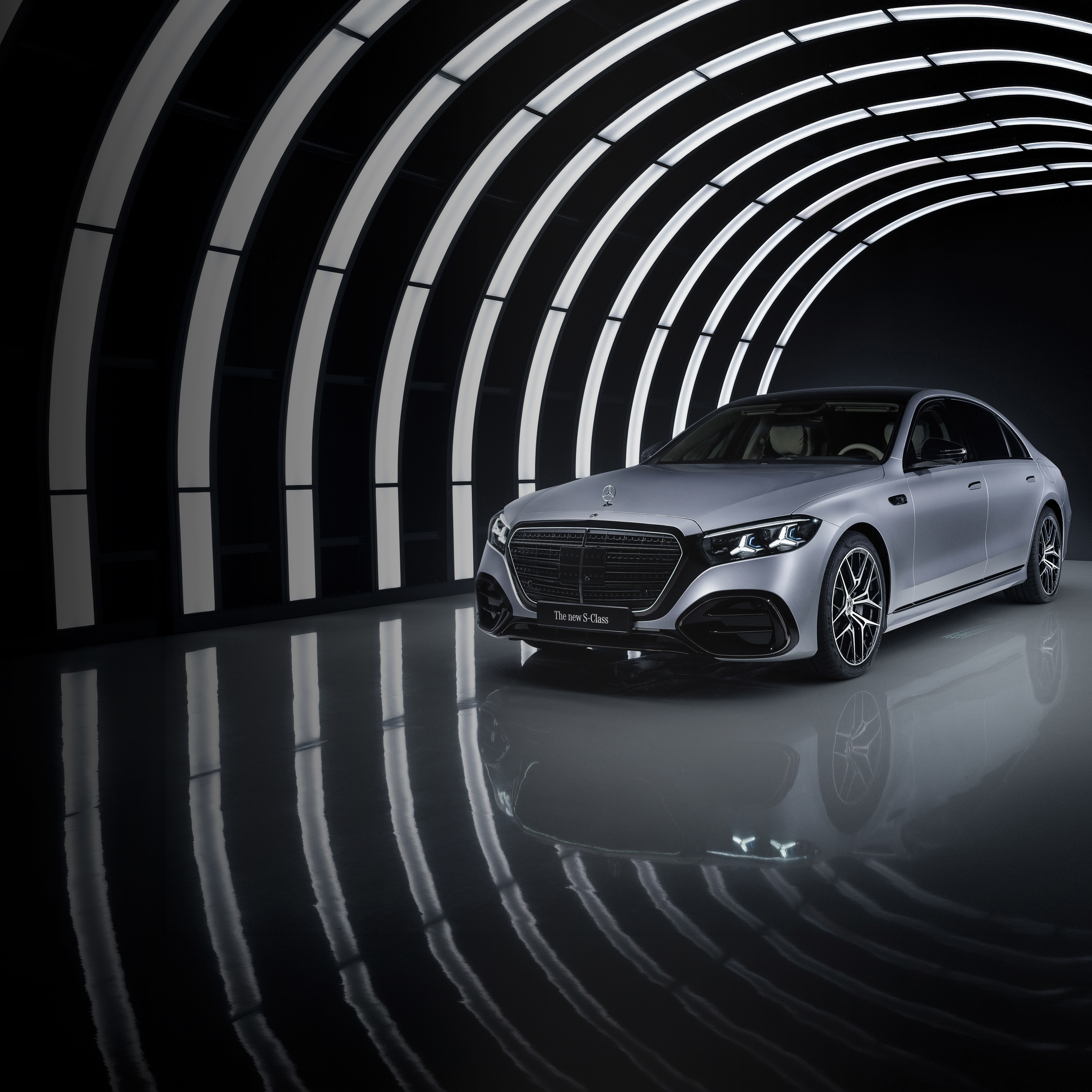 Technologia | Mercedes-Benz Mercedes-Benz Klasa S w oświetlonym garażu.