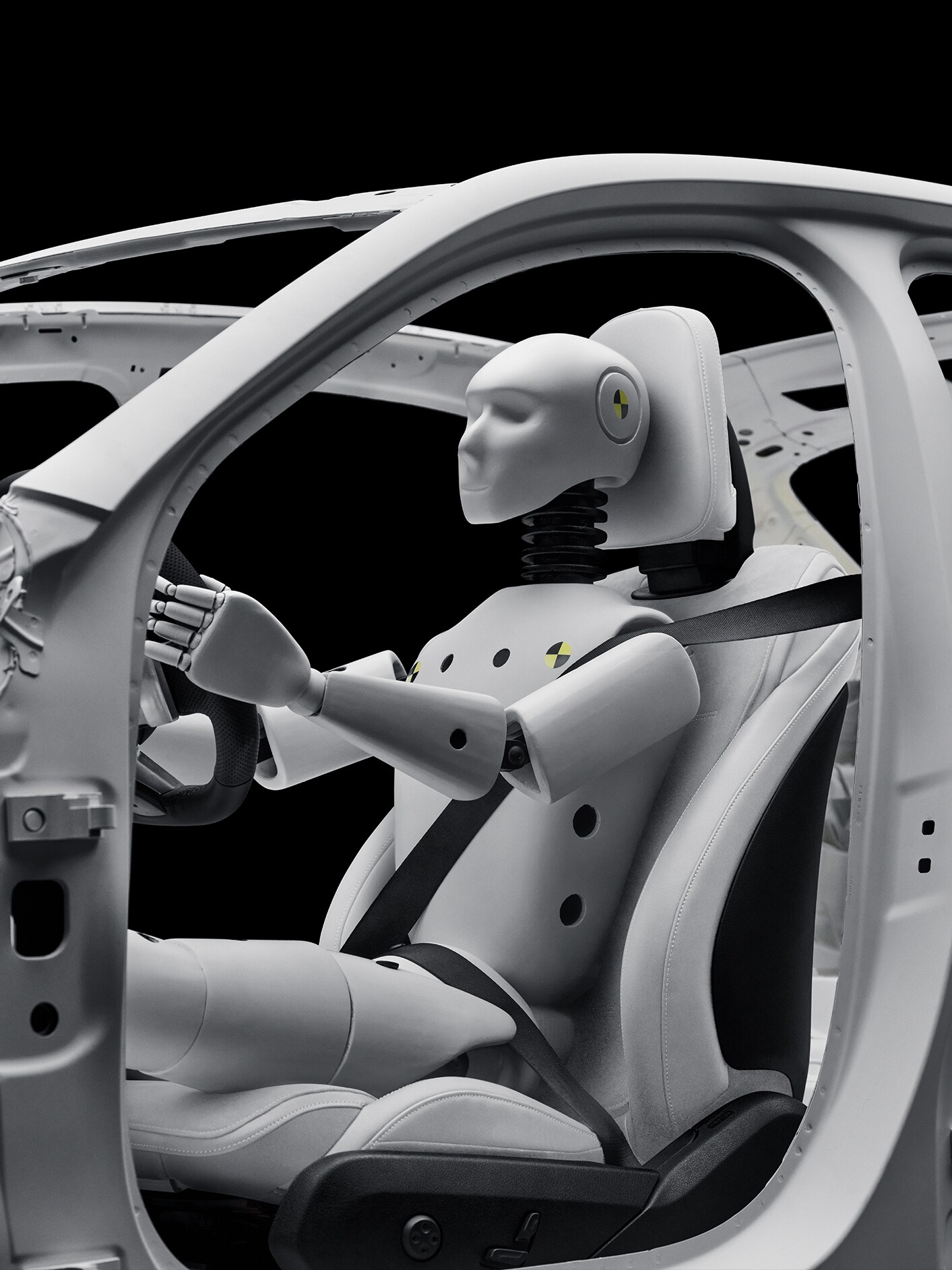 Manekin testowy w ramie pojazdu Mercedes-Benz.