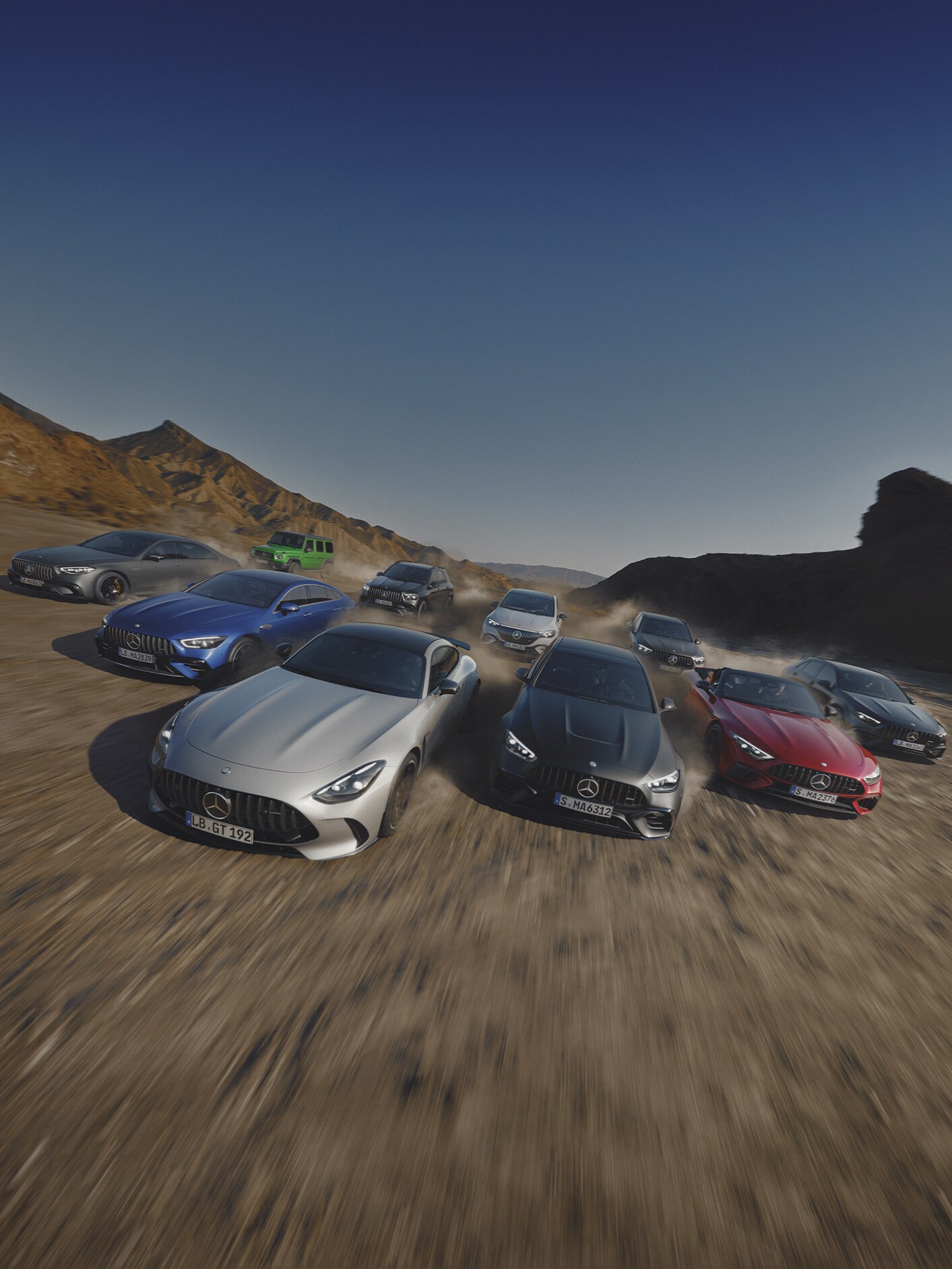 Grupa samochodów Mercedes-AMG na pustyni.