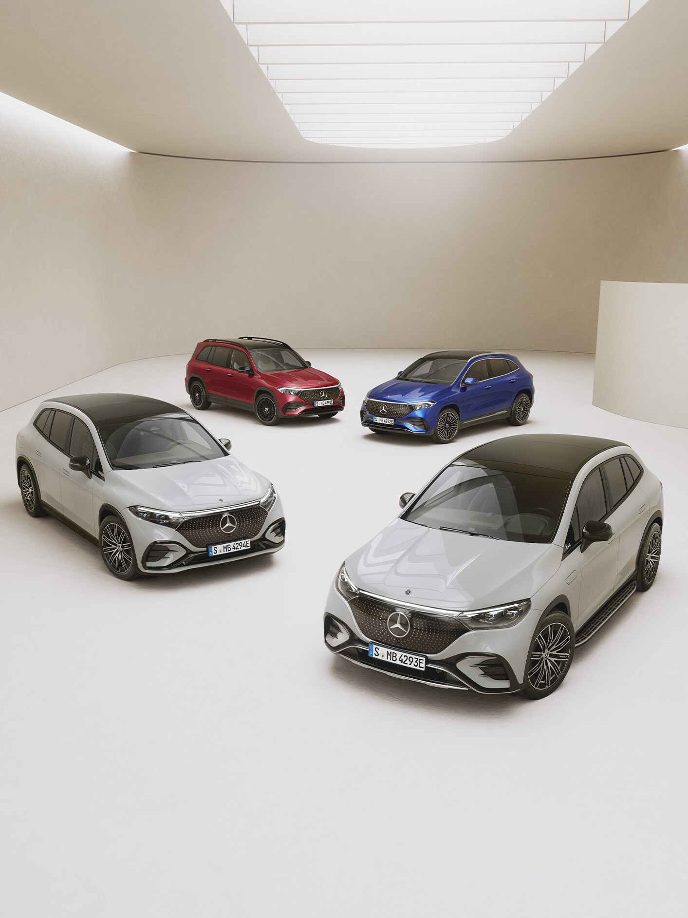Grupa modeli Mercedes-Benz w jasnym pomieszczeniu.