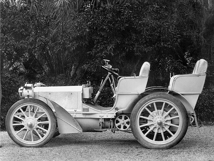 Mercedes 35 KM z 1900 roku.