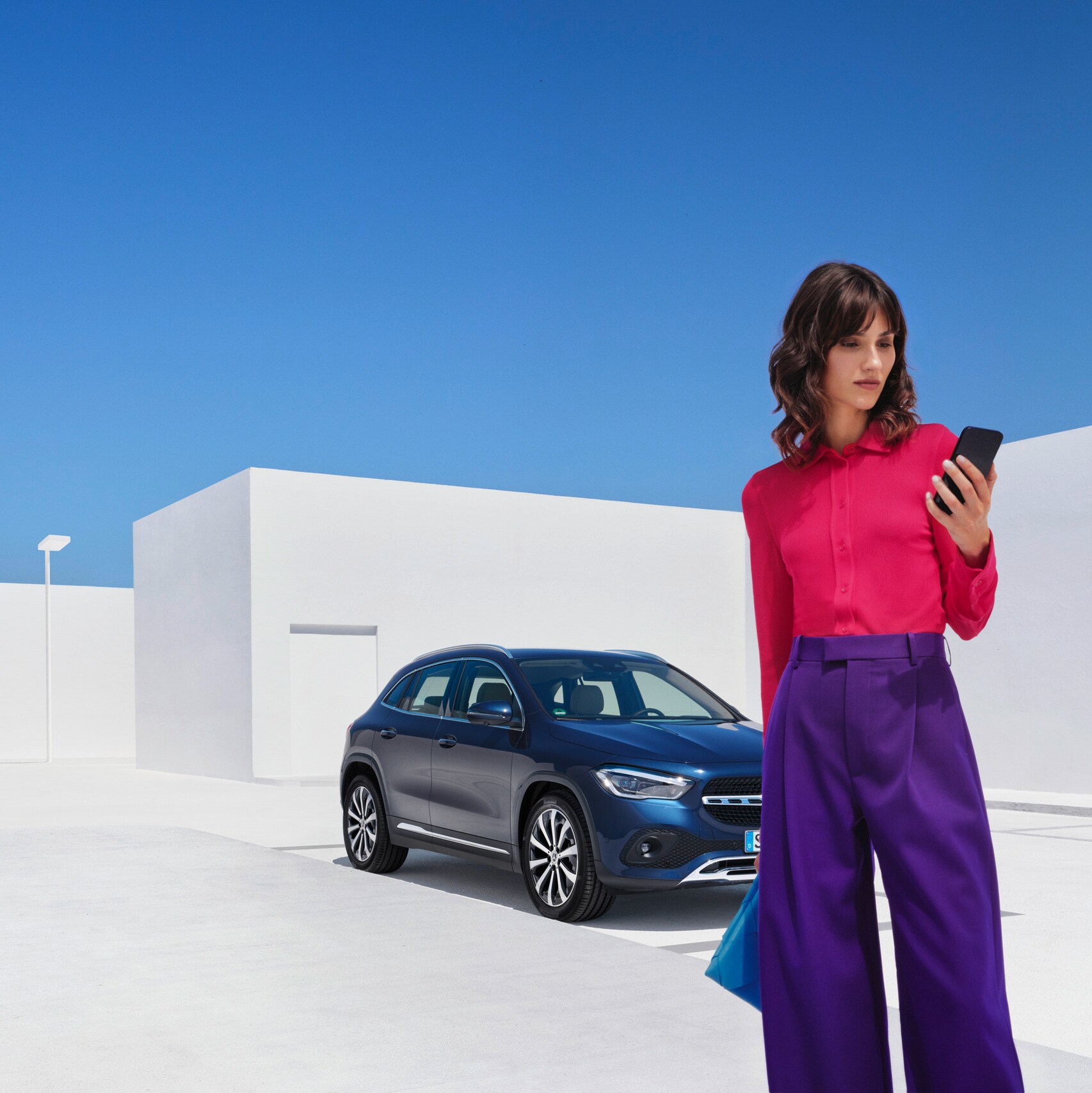 Osoba kontaktująca się z Mercedes-Benz za pomocą telefonu komórkowego.
