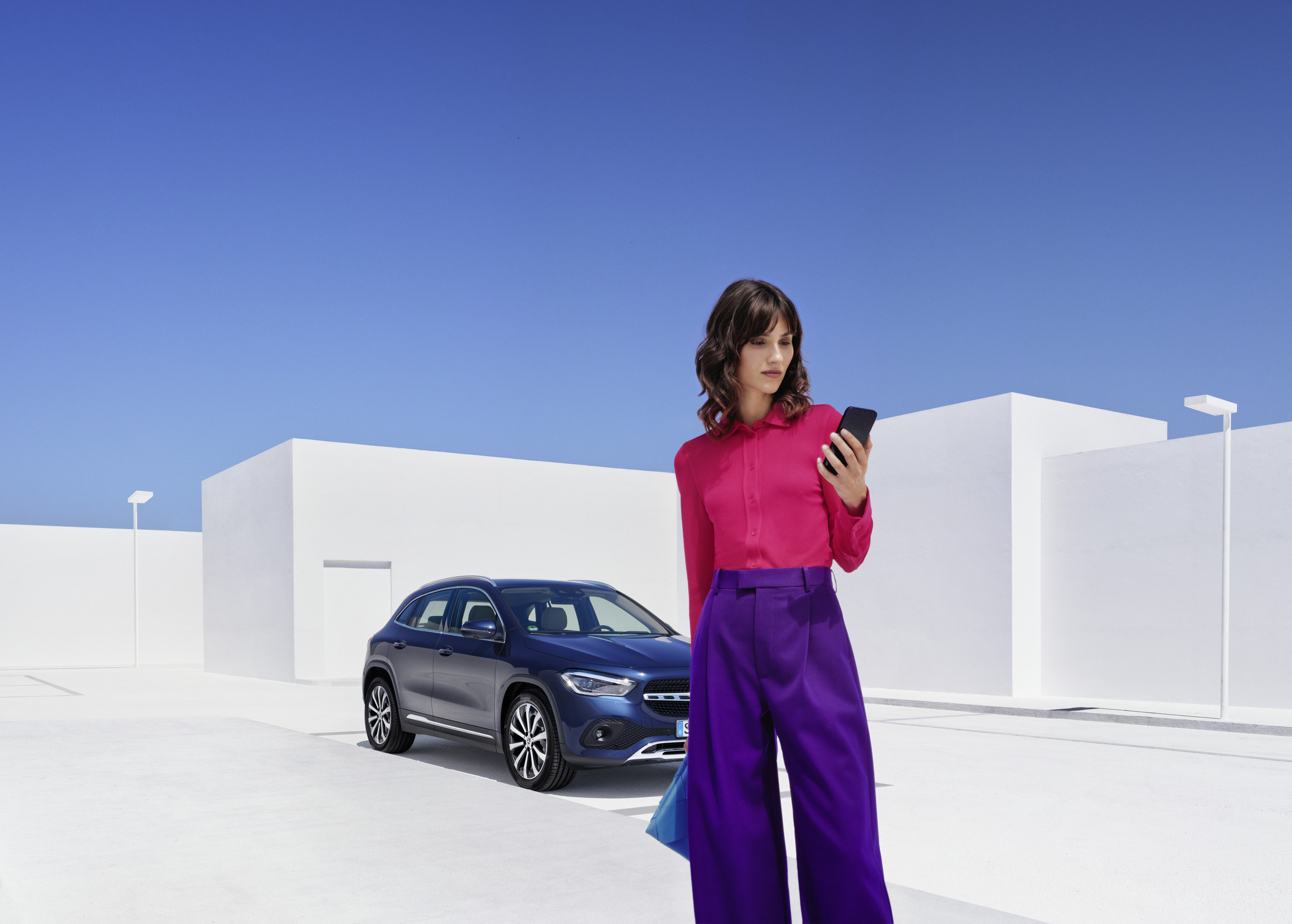 Kontakt Osoba kontaktująca się z Mercedes-Benz za pomocą telefonu komórkowego.