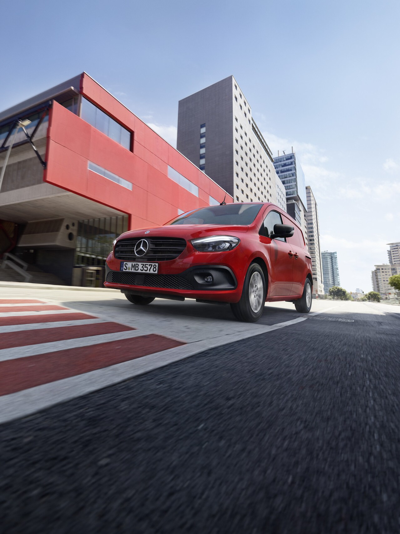 Mercedes-Benz Citan Furgon jadący ulicą.