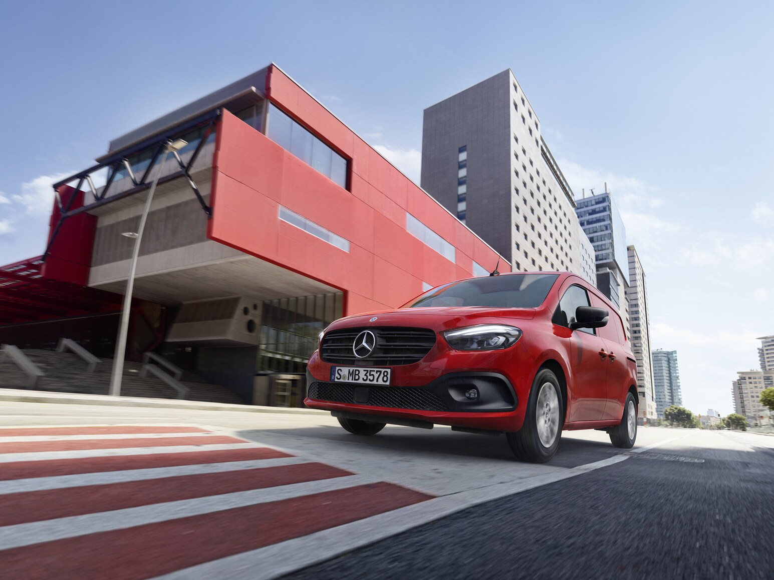 Mercedes-Benz Citan Furgon jadący ulicą.