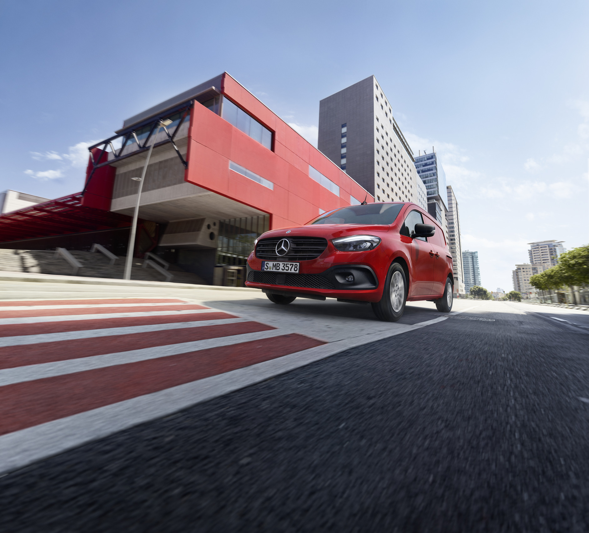 eCitan oraz Citan | Mercedes-Benz Mercedes-Benz Citan Furgon jadący ulicą.