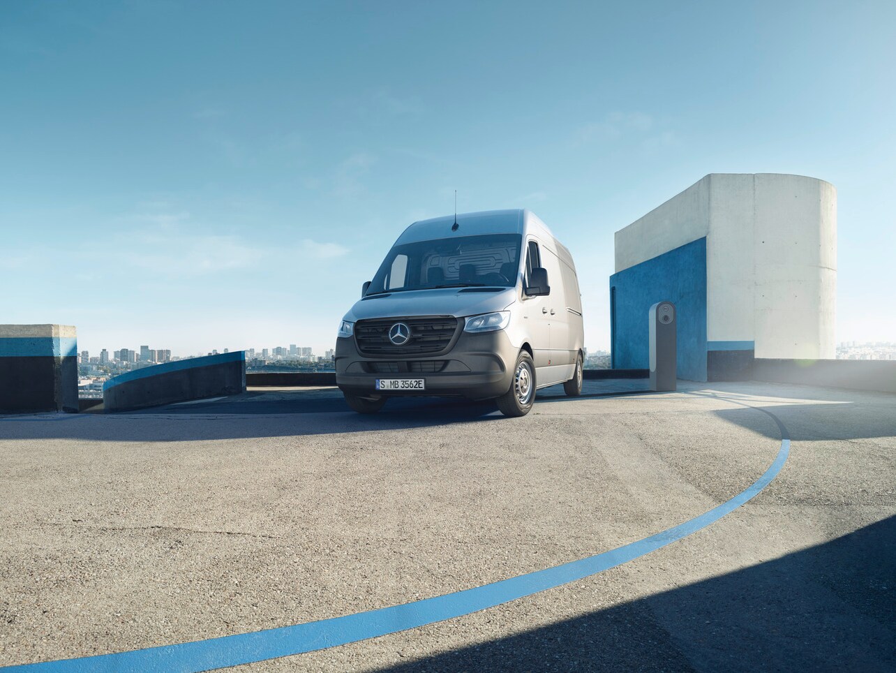 Mercedes-Benz eSprinter Furgon zaparkowany na dachu parkingu.