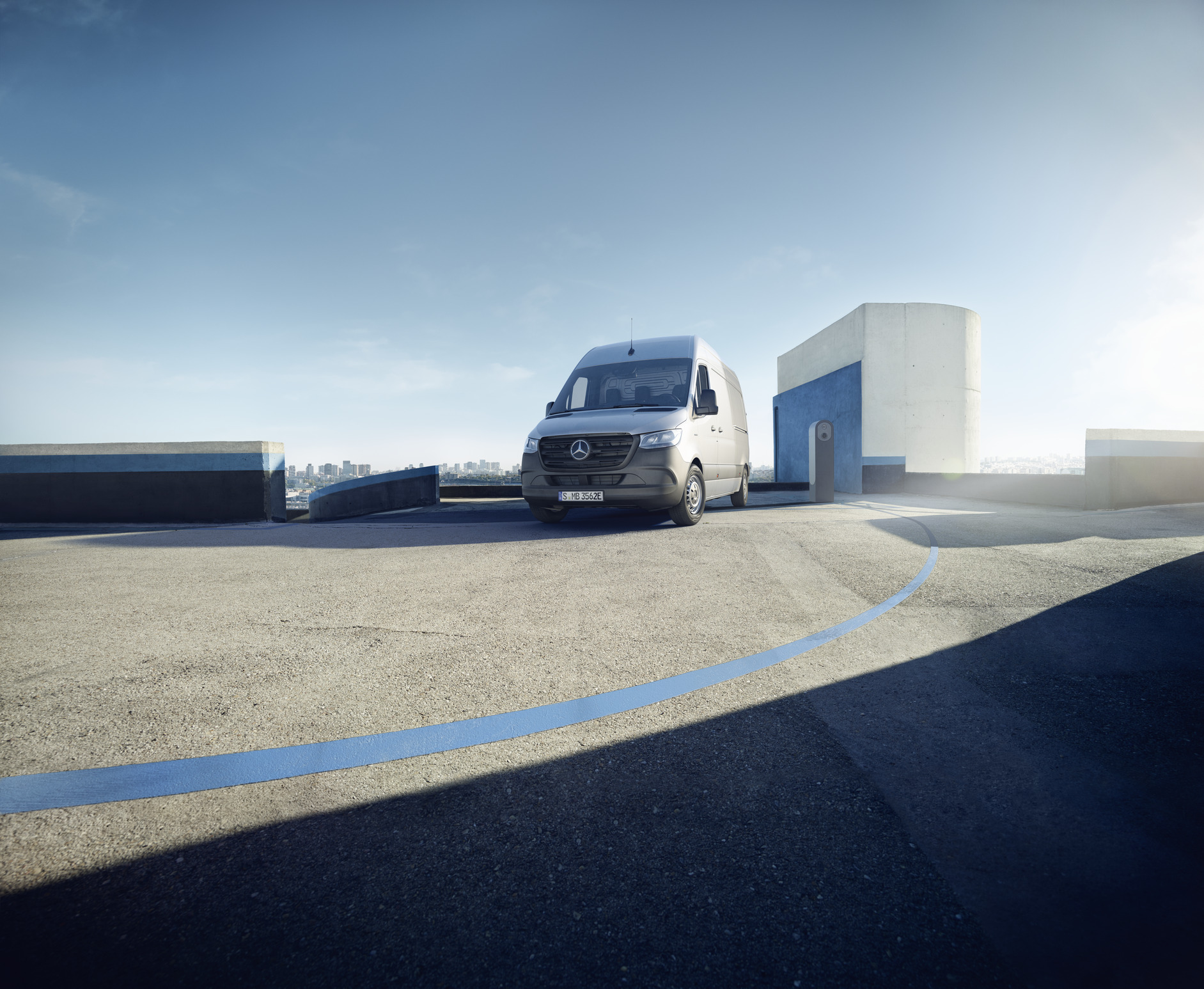 eSprinter oraz Sprinter | Mercedes-Benz Mercedes-Benz eSprinter Furgon zaparkowany na dachu parkingu.