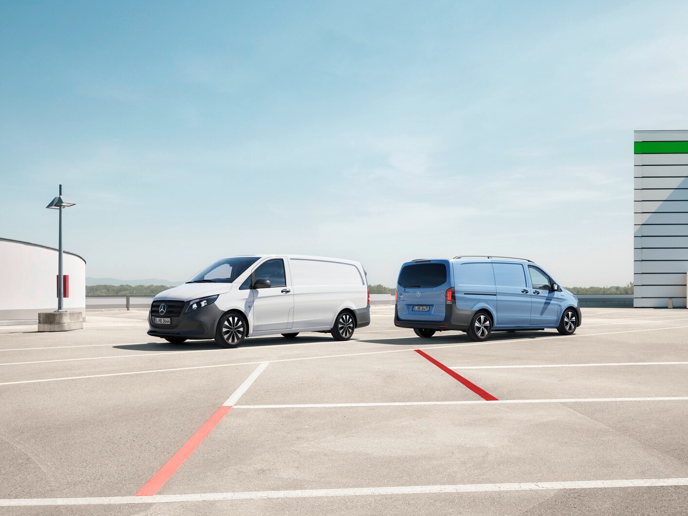 Mercedes-Benz Vito Furgon oraz eVito Furgon zaparkowane na dachu parkingu.