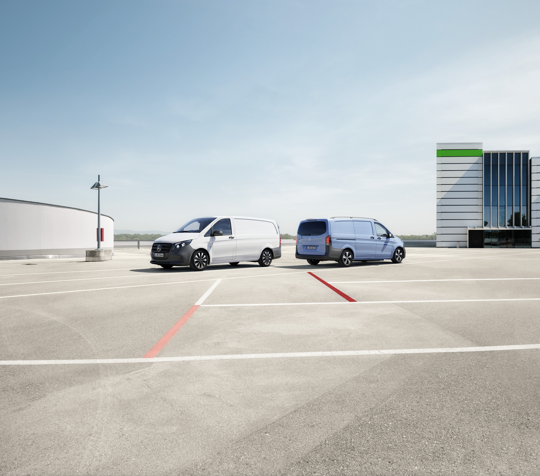 eVito oraz Vito | Mercedes-Benz Mercedes-Benz Vito Furgon oraz eVito Furgon zaparkowane na dachu parkingu.