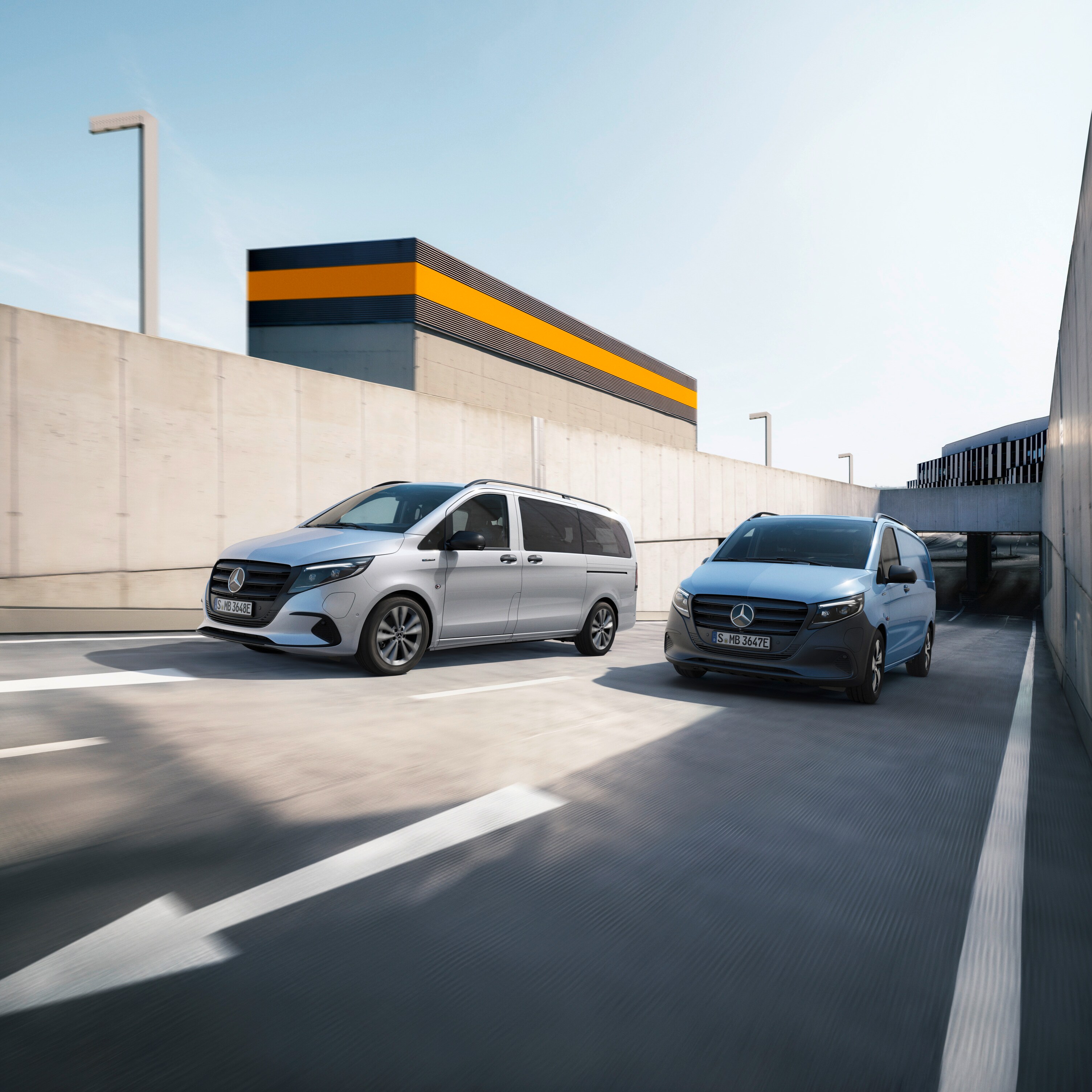 Mercedes-Benz eVito Tourer oraz eVito Furgon jadące po drodze.