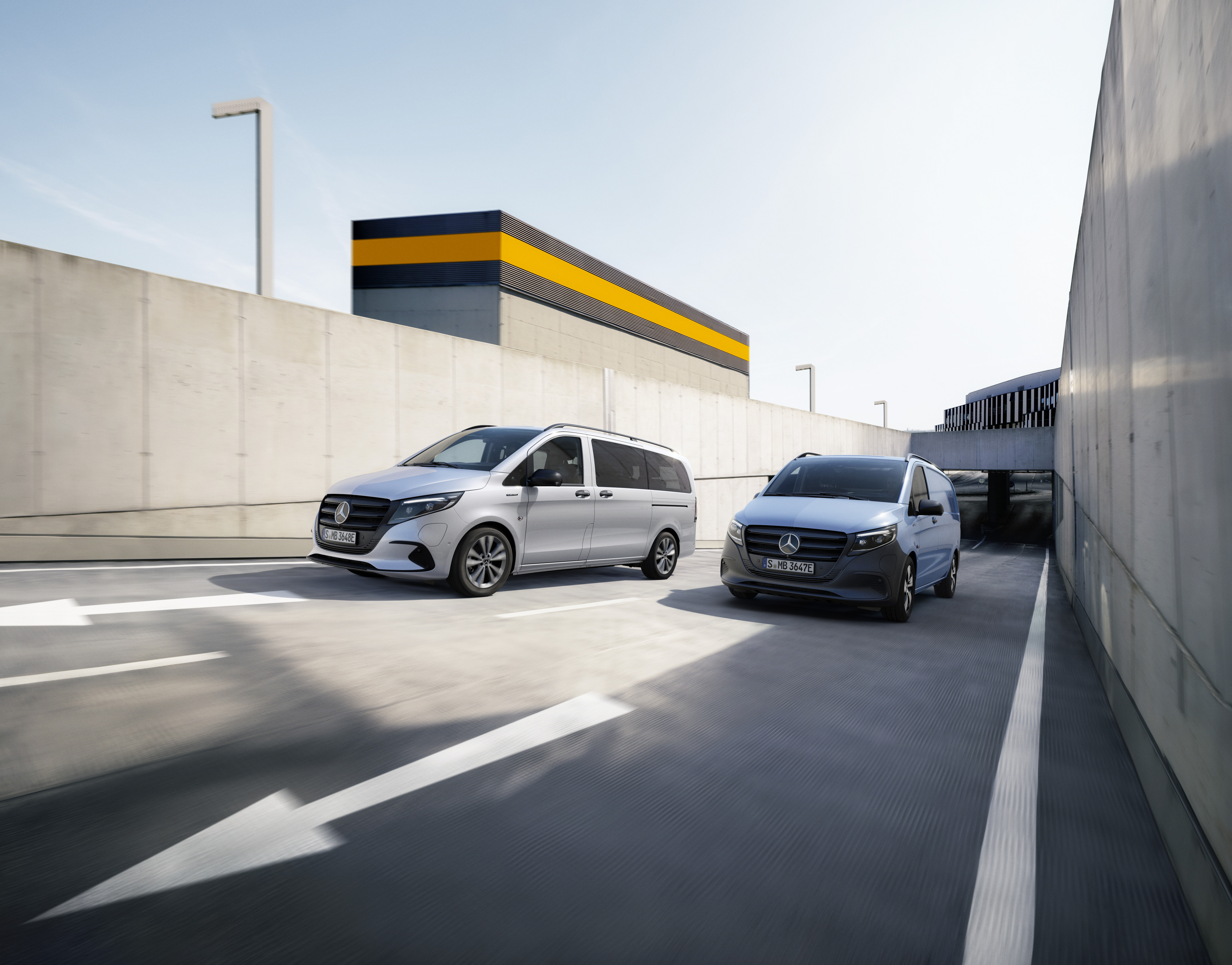 eVito Tourer i eVito Furgon | Mercedes-Benz Mercedes-Benz eVito Tourer oraz eVito Furgon jadące po drodze.