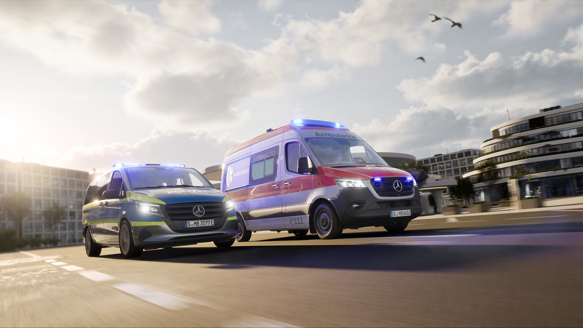 Karetka Mercedes-Benz oparta na modelu Sprinter oraz samochód operacyjny w akcji ratowniczej. Dwa pojazdy specjalne Mercedes-Benz, karetka oparta na modelu Sprinter oraz pojazd policyjny z włączonymi niebieskimi światłami poruszają się w środowisku miejskim – to niezawodne rozwiązania dla służb ratowniczych i ratunkowych.