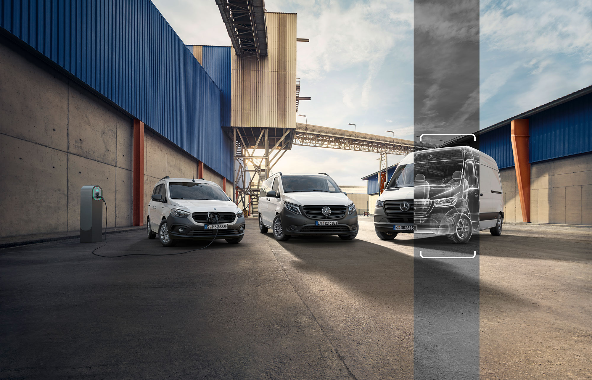 Używane samochody dostawcze Mercedes-Benz Certified Używane certyfikowane samochody dostawcze Mercedes-Benz zaparkowane w otoczeniu przemysłowym
