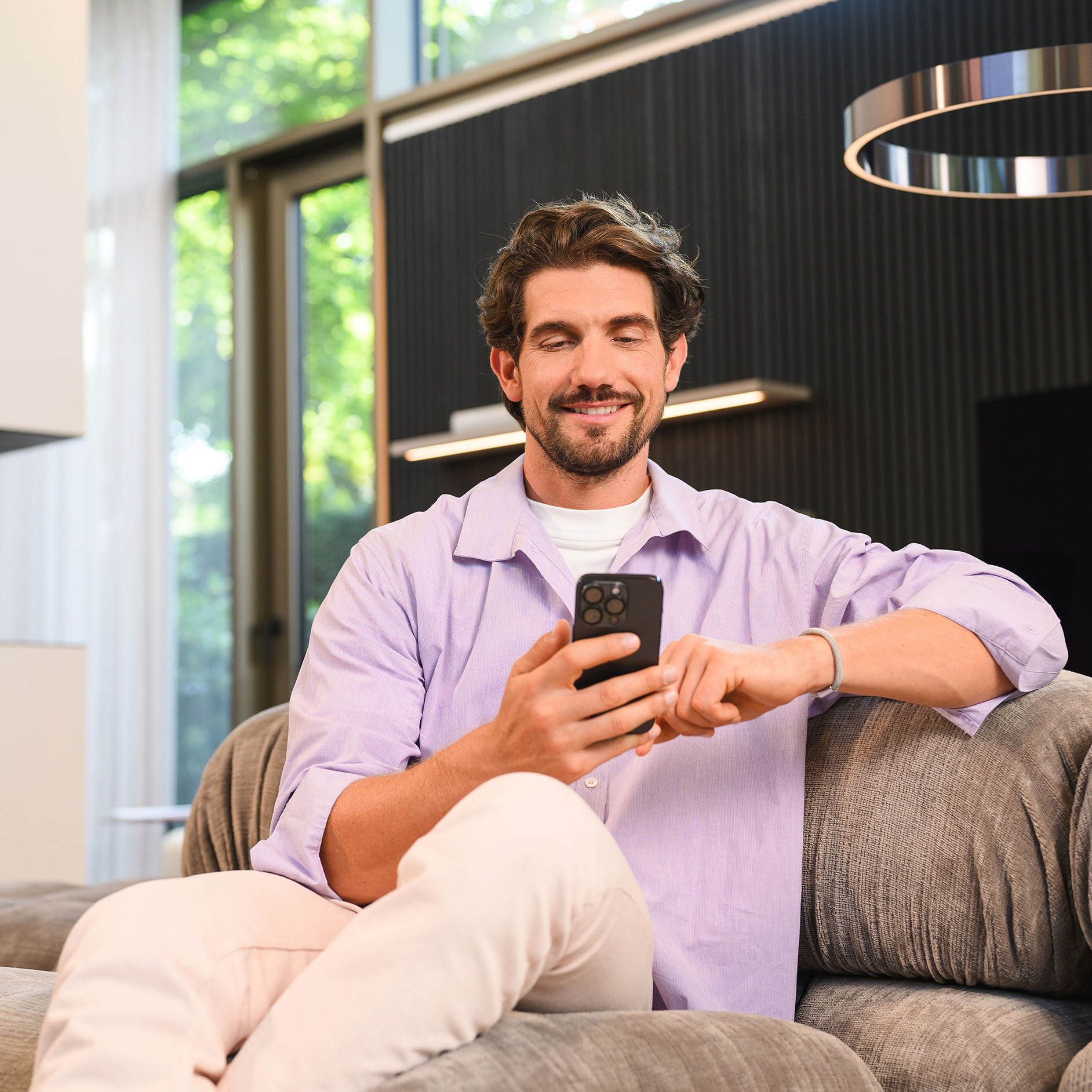 Mercedes-Benz Rent dla Twojego samochodu Mercedes-Benz Osoba siedząca i korzystająca z urządzenia mobilnego.