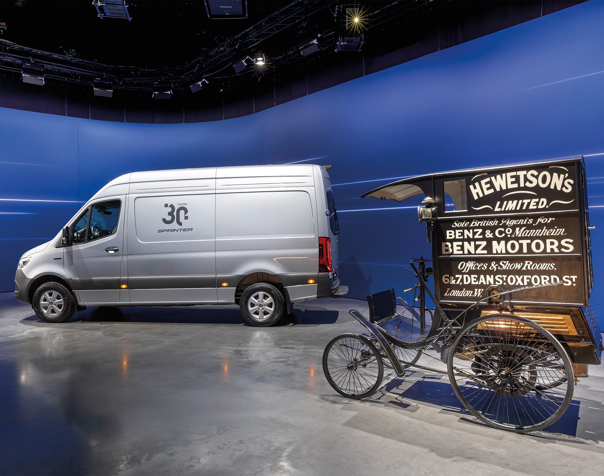 Samochód dostawczy Mercedes-Benz Sprinter i zabytkowy samochód dostawczy marki Benz wystawione w nowoczesnym salonie