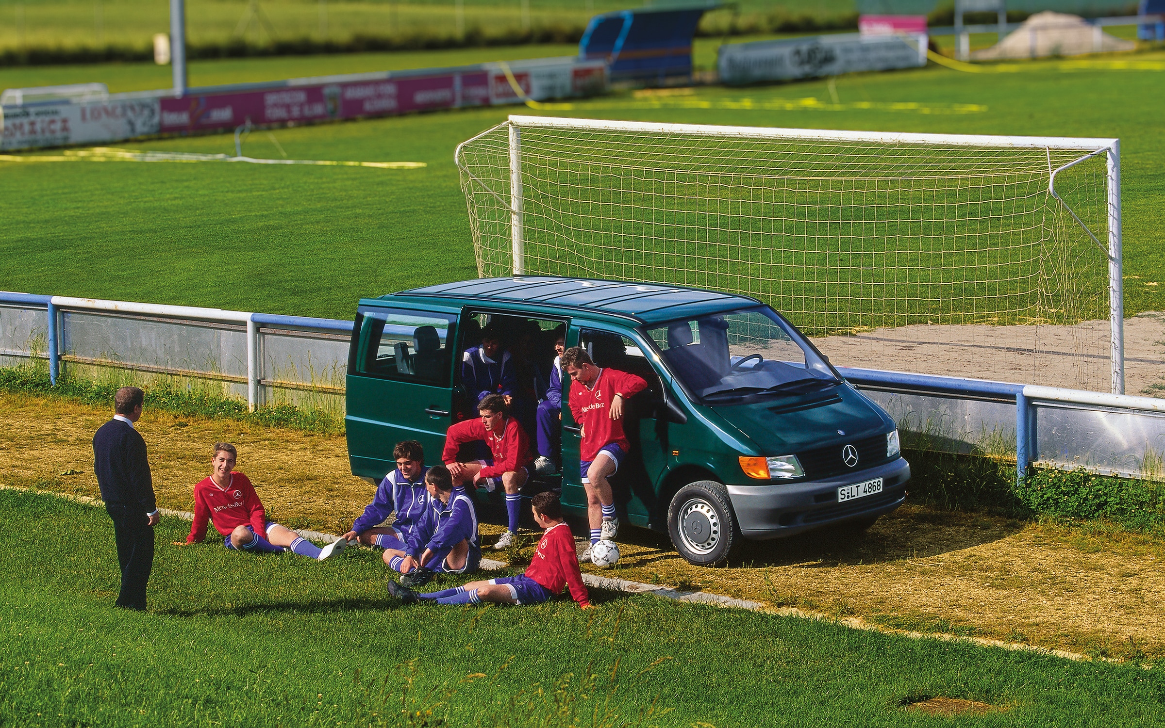 Pierwsza generacja Mercedes-Benz Vito | Historia pojazdów użytkowych | Mercedes-Benz Mercedes-Benz Vito pierwszej generacji zaparkowany obok boiska piłkarskiego, a w pobliżu gracze drużyny