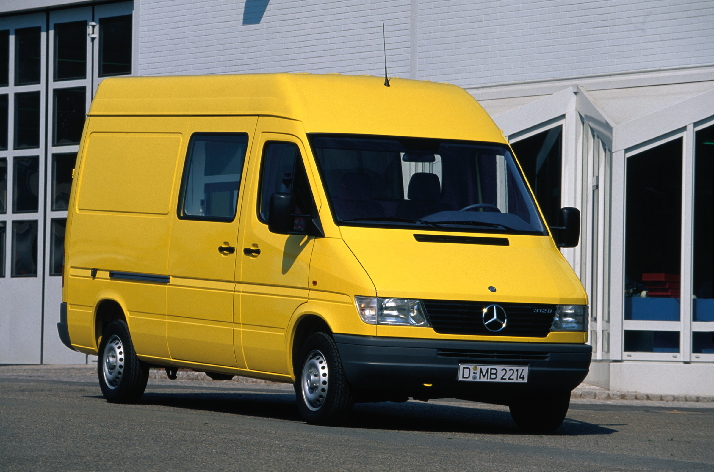 Pierwsza generacja Mercedes-Benz Sprinter | Historia pojazdów użytkowych | Mercedes-Benz Mercedes-Benz Sprinter pierwszej generacji zaparkowany przed budynkiem przemysłowym