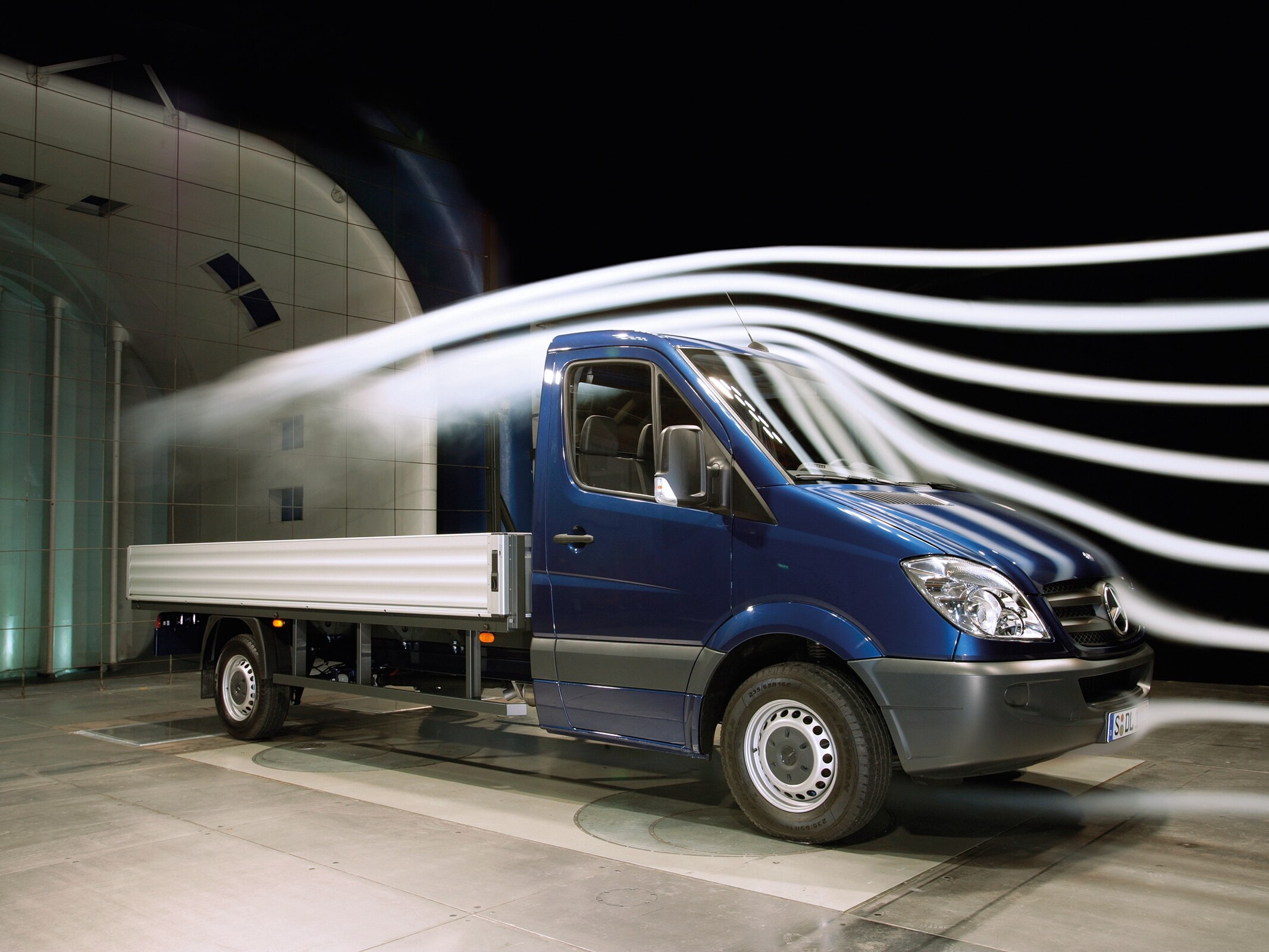 Sprinter ze skrzynią ładunkową prezentowany w ośrodku badań w tunelu aerodynamicznym