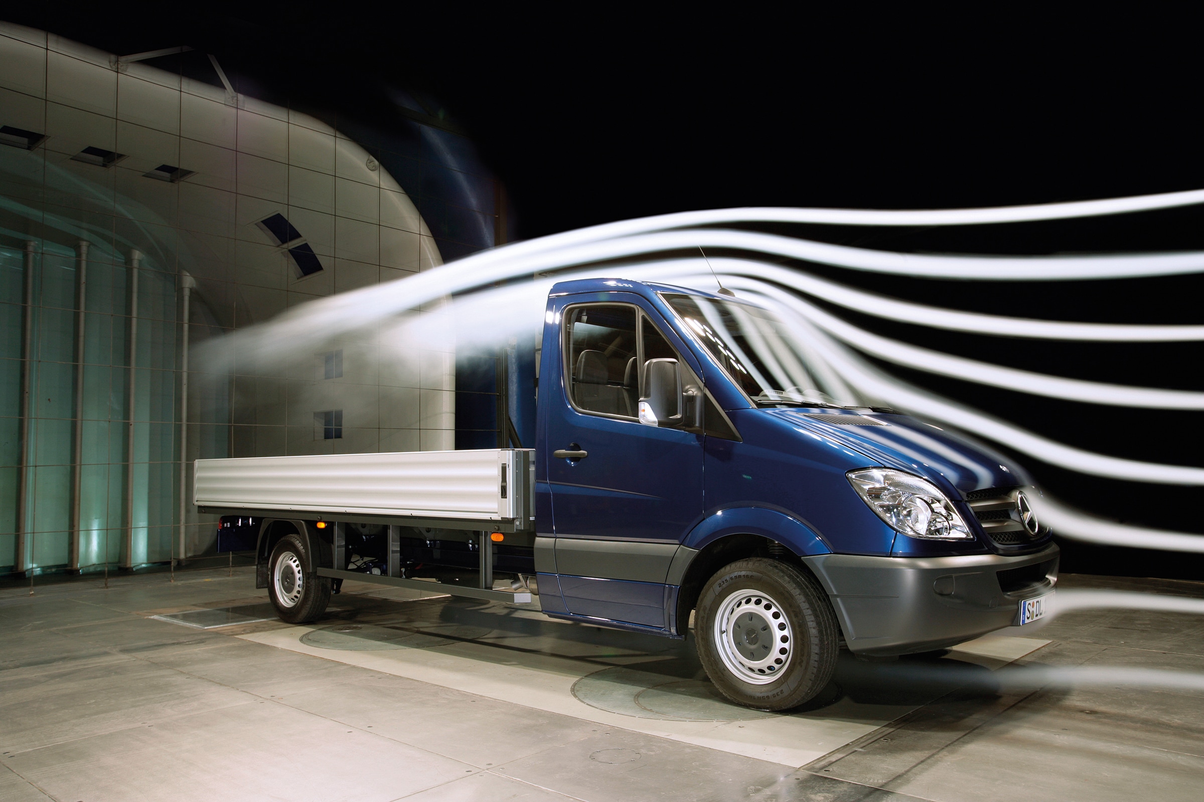 Sprinter drugiej generacji ze skrzynią ładunkową | Historia pojazdów użytkowych | Mercedes-Benz Sprinter ze skrzynią ładunkową prezentowany w ośrodku badań w tunelu aerodynamicznym