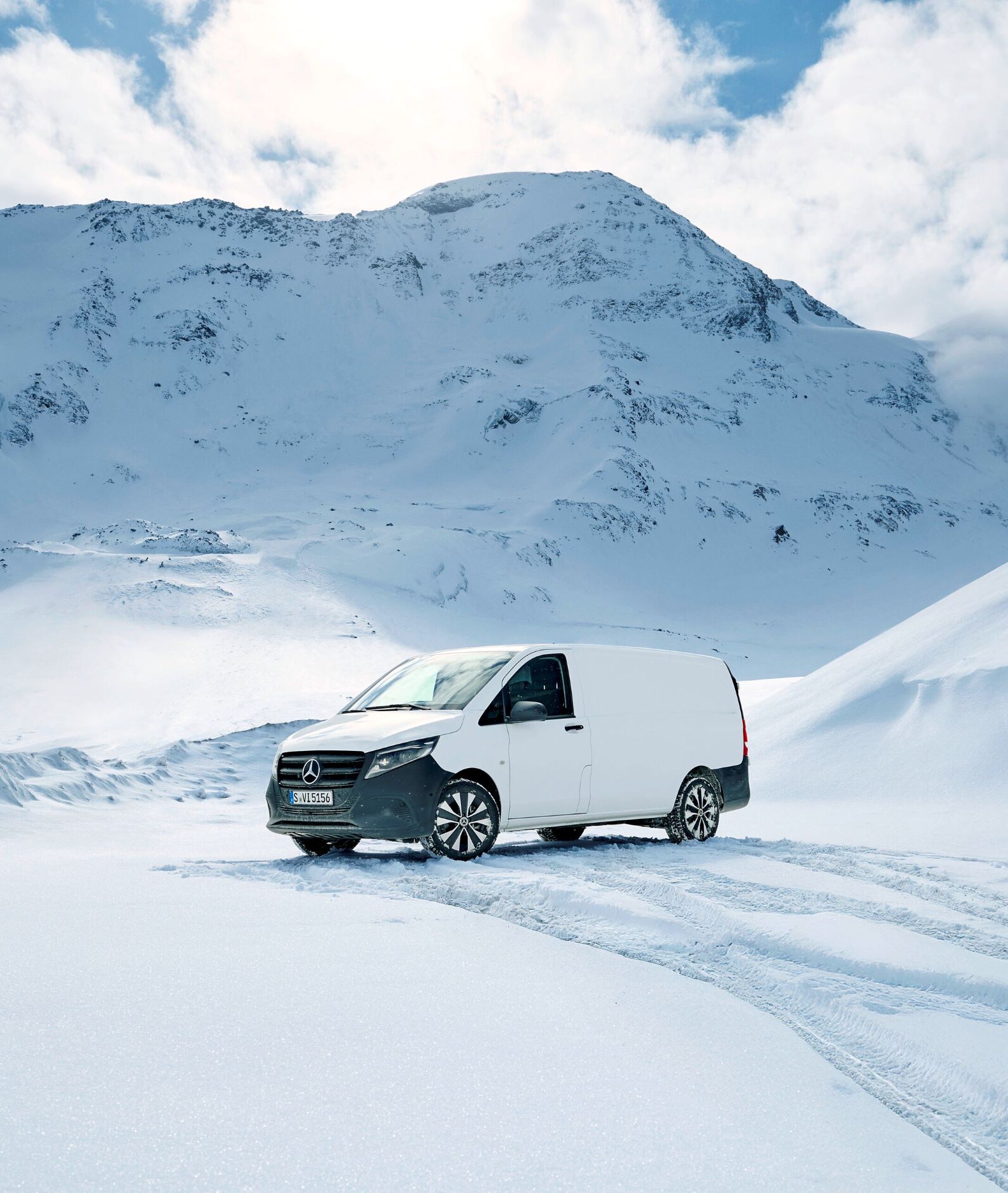 Tył modelu Vito Furgon z plakietką 4x4.