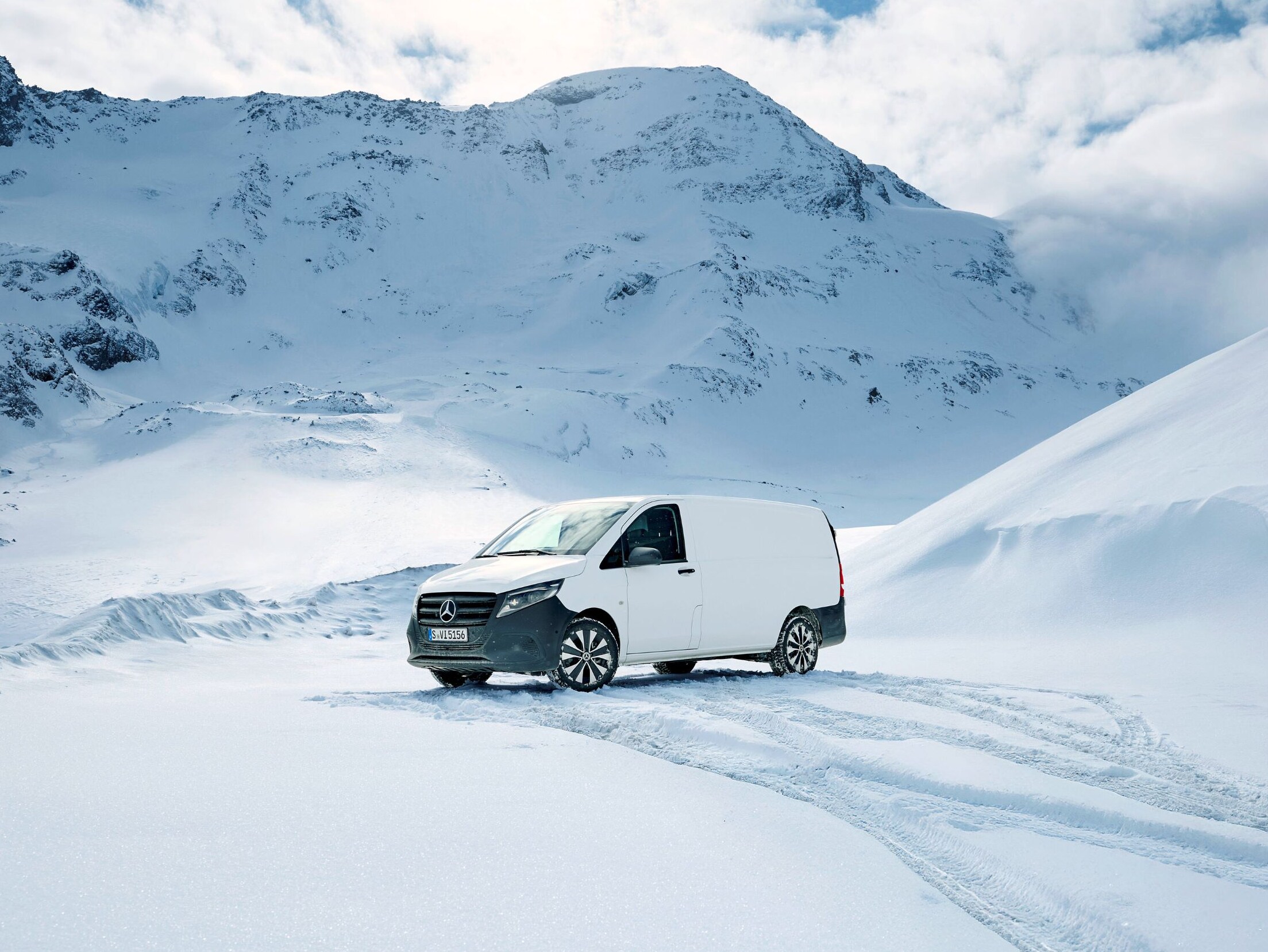 Tył modelu Vito Furgon z plakietką 4x4.