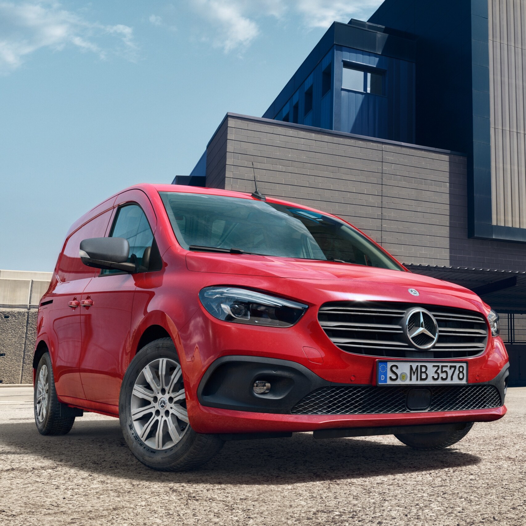 Mercedes-Benz Citan i eCitan - samochód turystyczny i Furgon stoją przed miejskim placem budowy.
