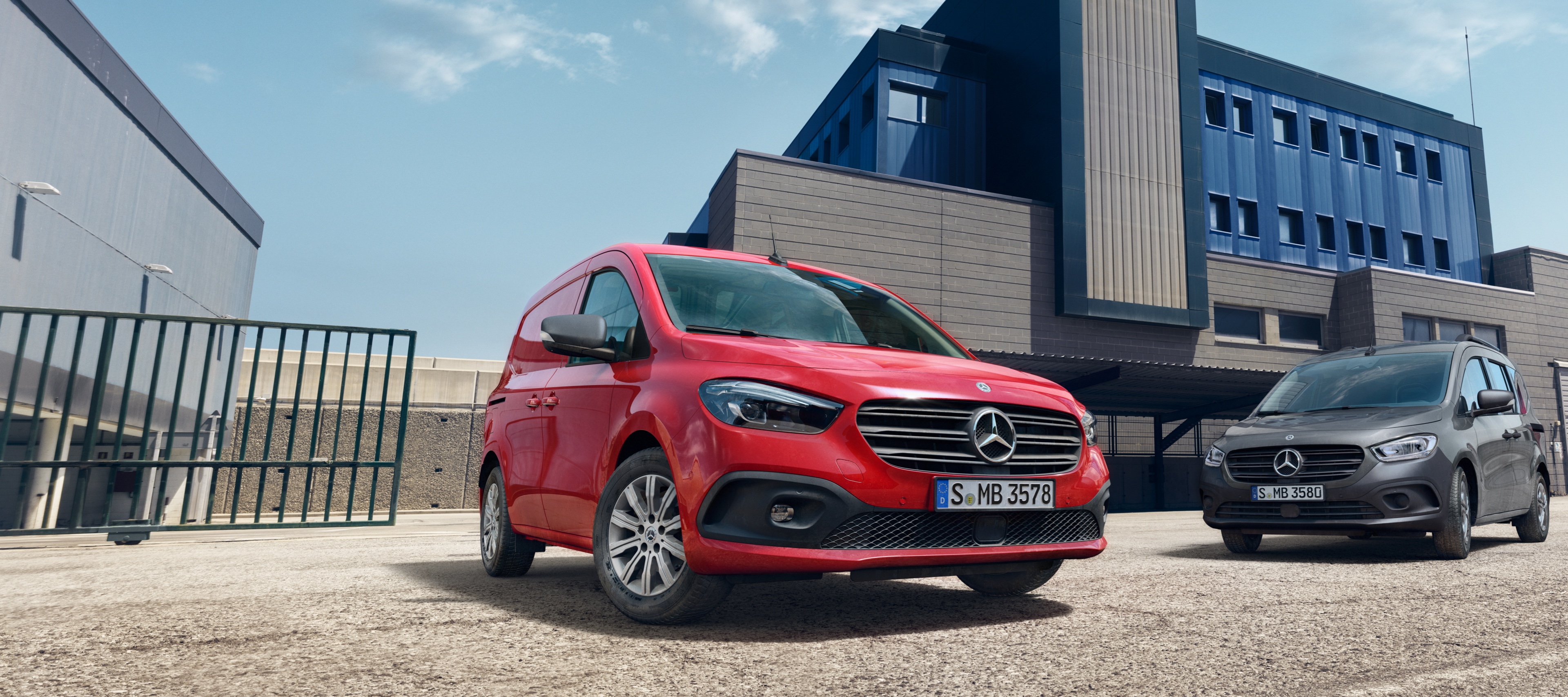 Citan i eCitan | Samochody dostawcze Mercedes-Benz Mercedes-Benz Citan i eCitan - samochód turystyczny i Furgon stoją przed miejskim placem budowy.
