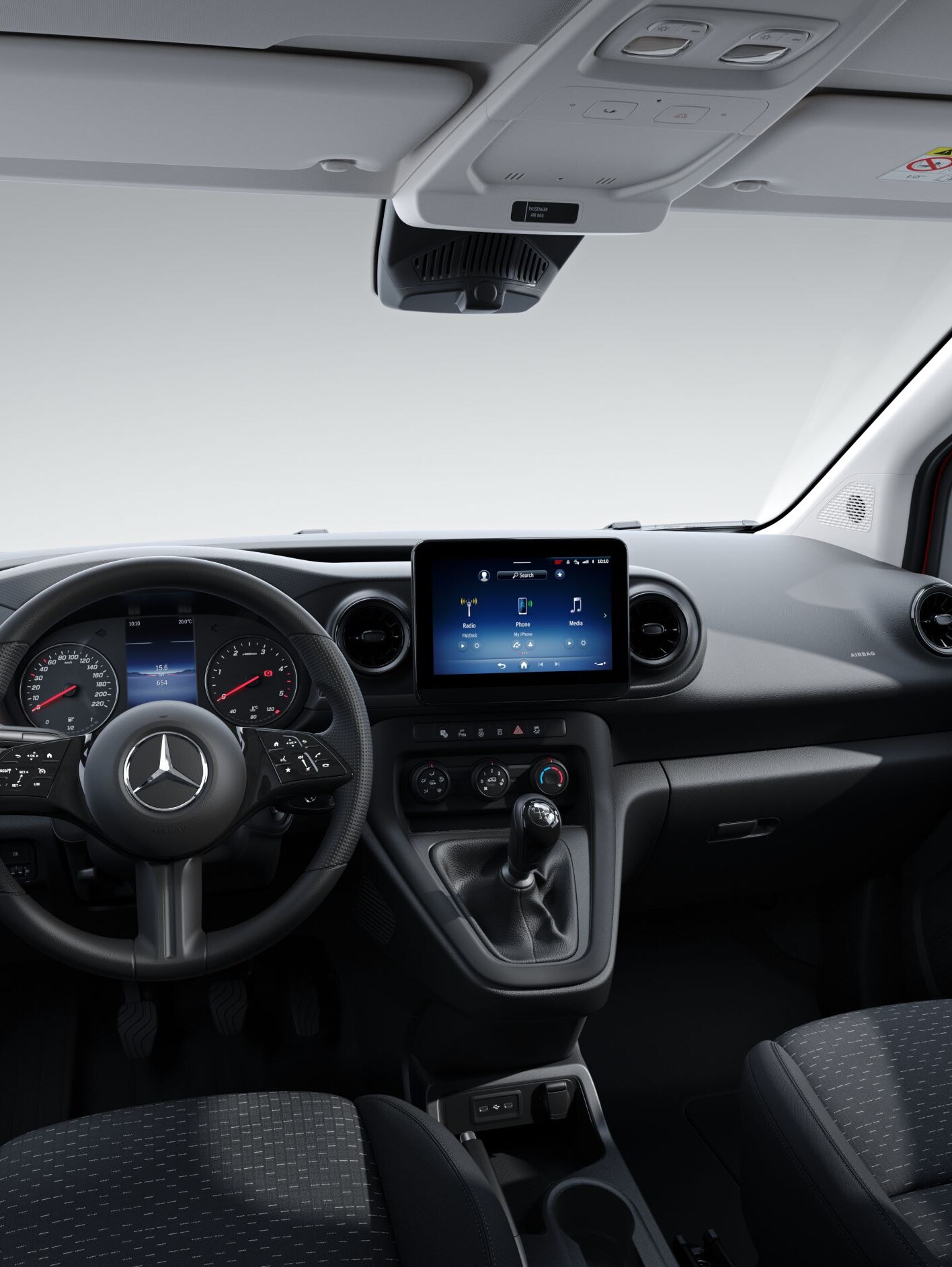 Ręka kierowcy obsługuje ekran dotykowy systemu multimedialnego MBUX w Mercedes-Benz Citan.