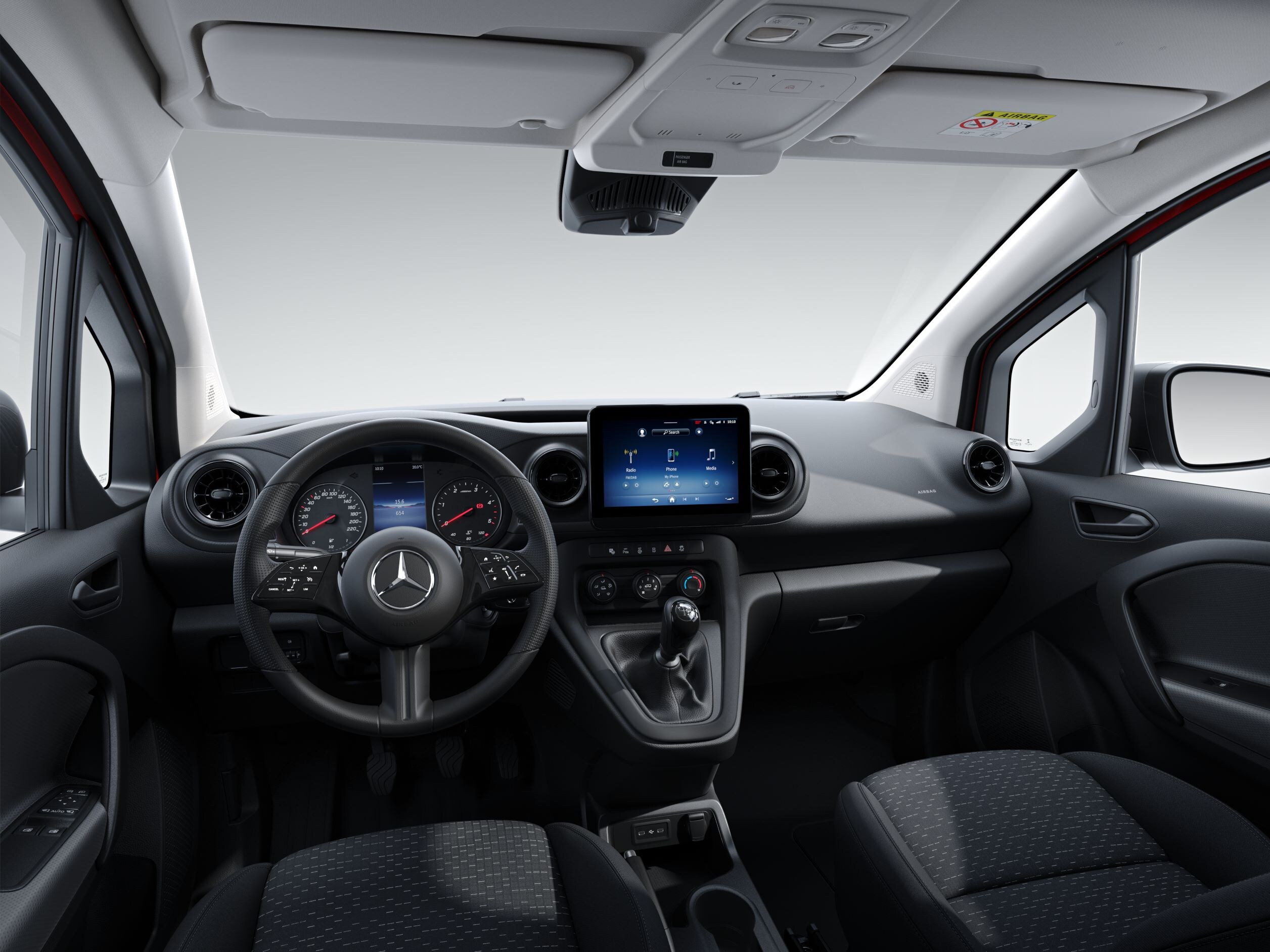 Ręka kierowcy obsługuje ekran dotykowy systemu multimedialnego MBUX w Mercedes-Benz Citan.