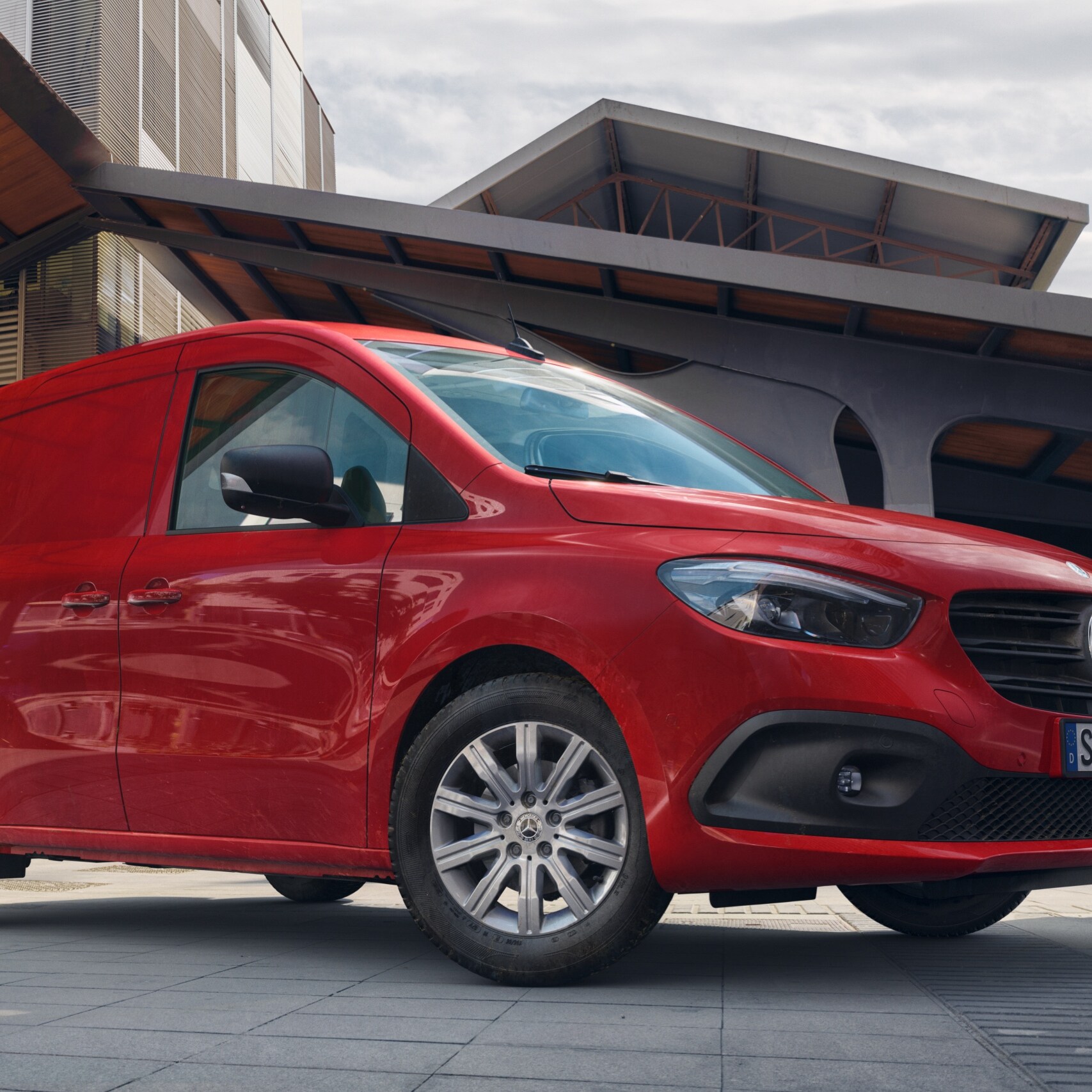 Citan Furgon, samochód dostawczy od Mercedes-Benz, jest widoczny przed firmą logistyczną.