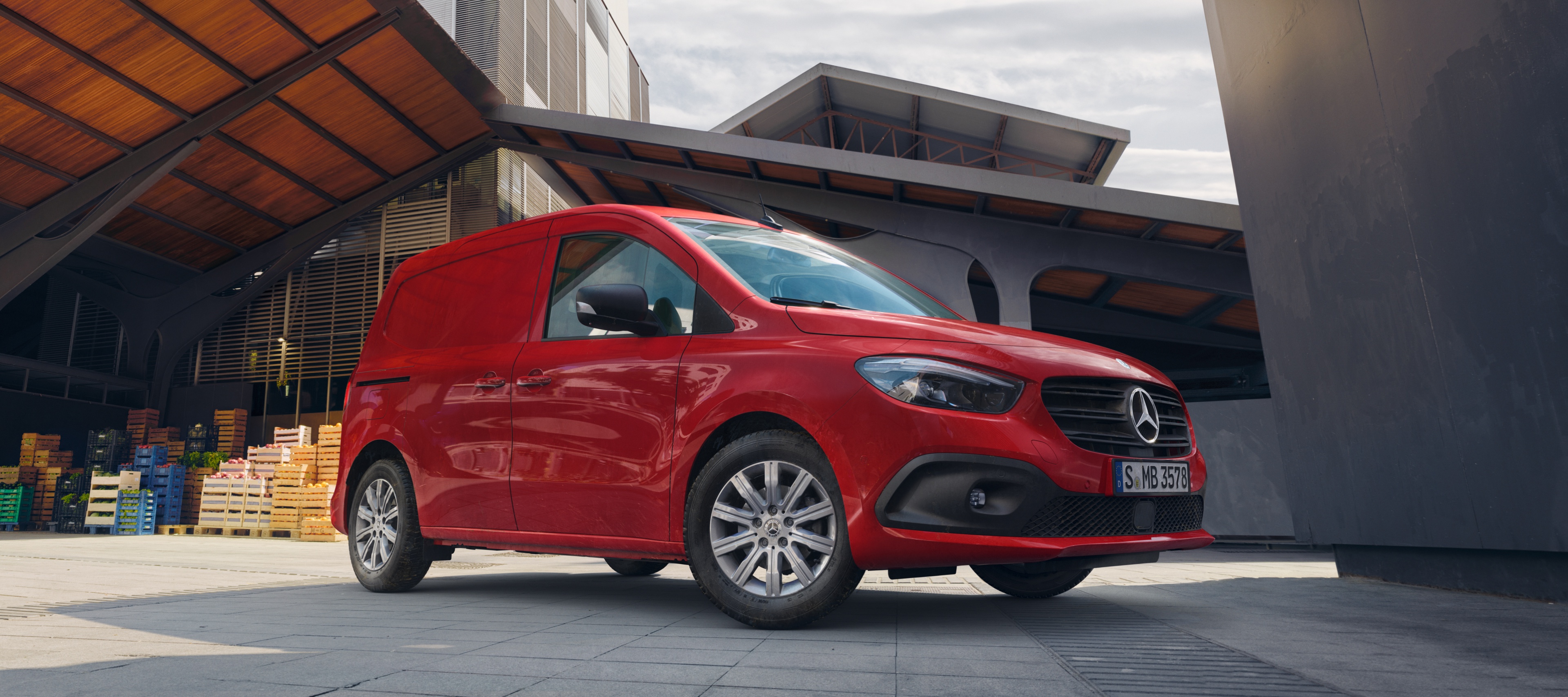 Citan Furgon | Samochody dostawcze Mercedes-Benz Citan Furgon, samochód dostawczy od Mercedes-Benz, jest widoczny przed firmą logistyczną.