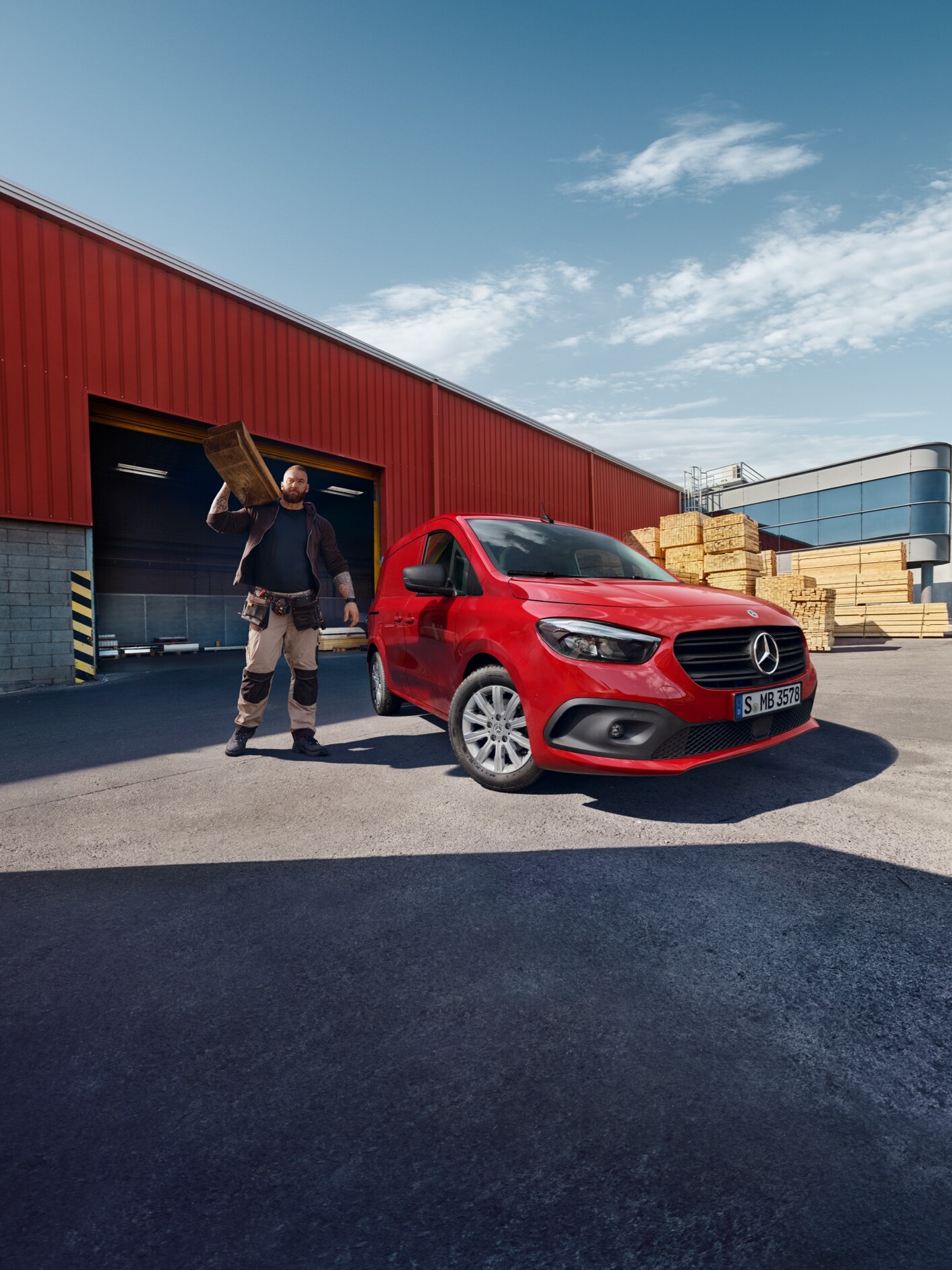 eCitan Furgon Mercedes-Benz stoi na placu firmy logistyczej.