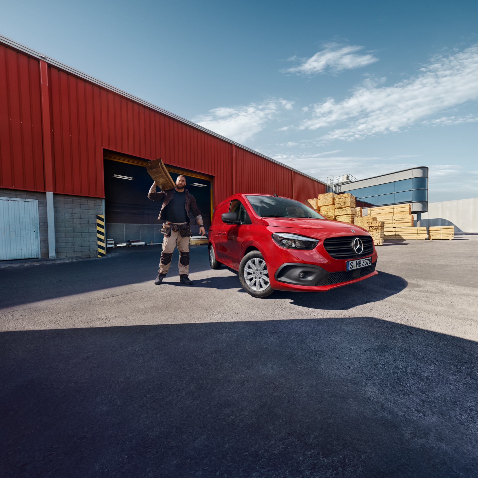 Niezawodność Citana | Samochody dostawcze Mercedes-Benz eCitan Furgon Mercedes-Benz stoi na placu firmy logistyczej.