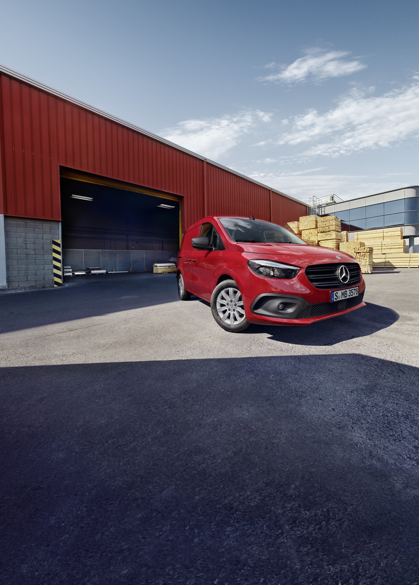 eCitan Furgon Mercedes-Benz stoi na placu firmy logistyczej.