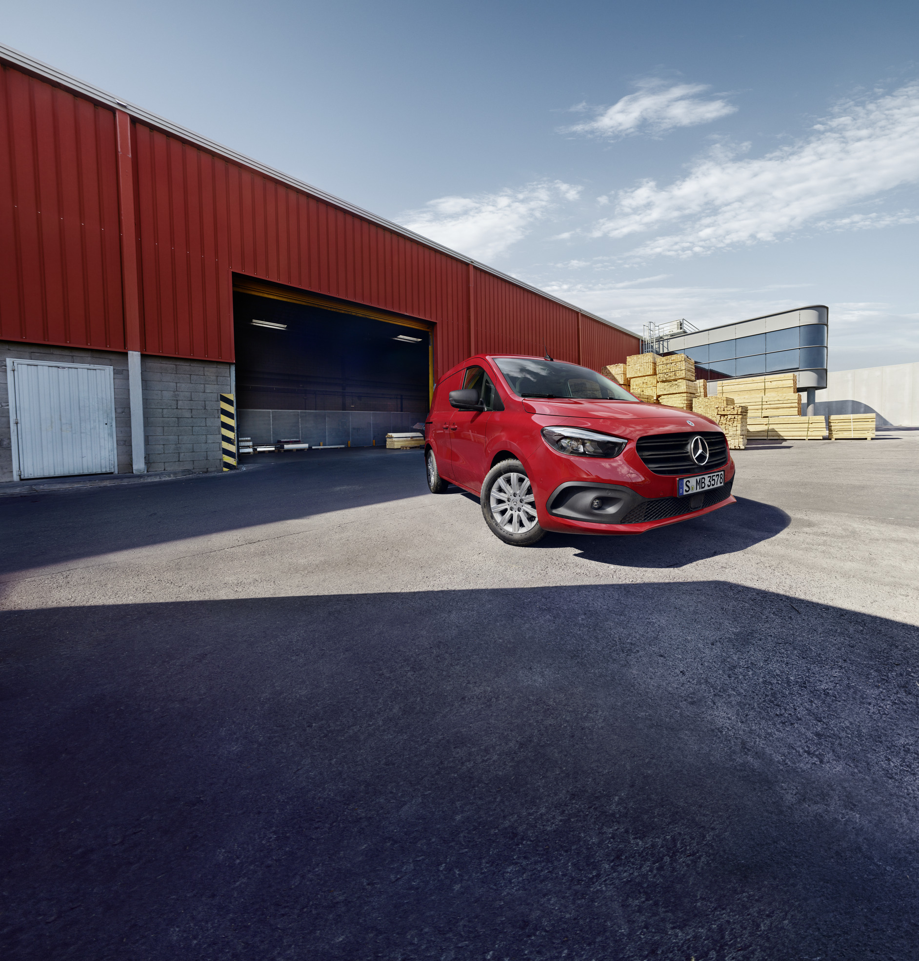 Niezawodność Citana | Samochody dostawcze Mercedes-Benz eCitan Furgon Mercedes-Benz stoi na placu firmy logistyczej.