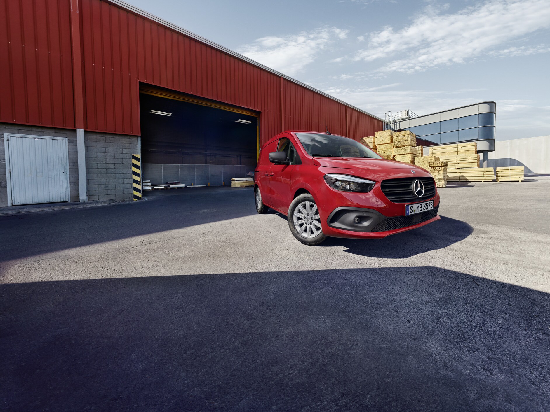 eCitan Furgon Mercedes-Benz stoi na placu firmy logistyczej.