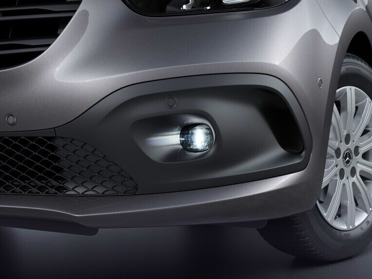 Lampy przeciwmgielne LED w modelu Mercedes-Benz Citan Furgon z Pakietem oświetlenia i widoczności.