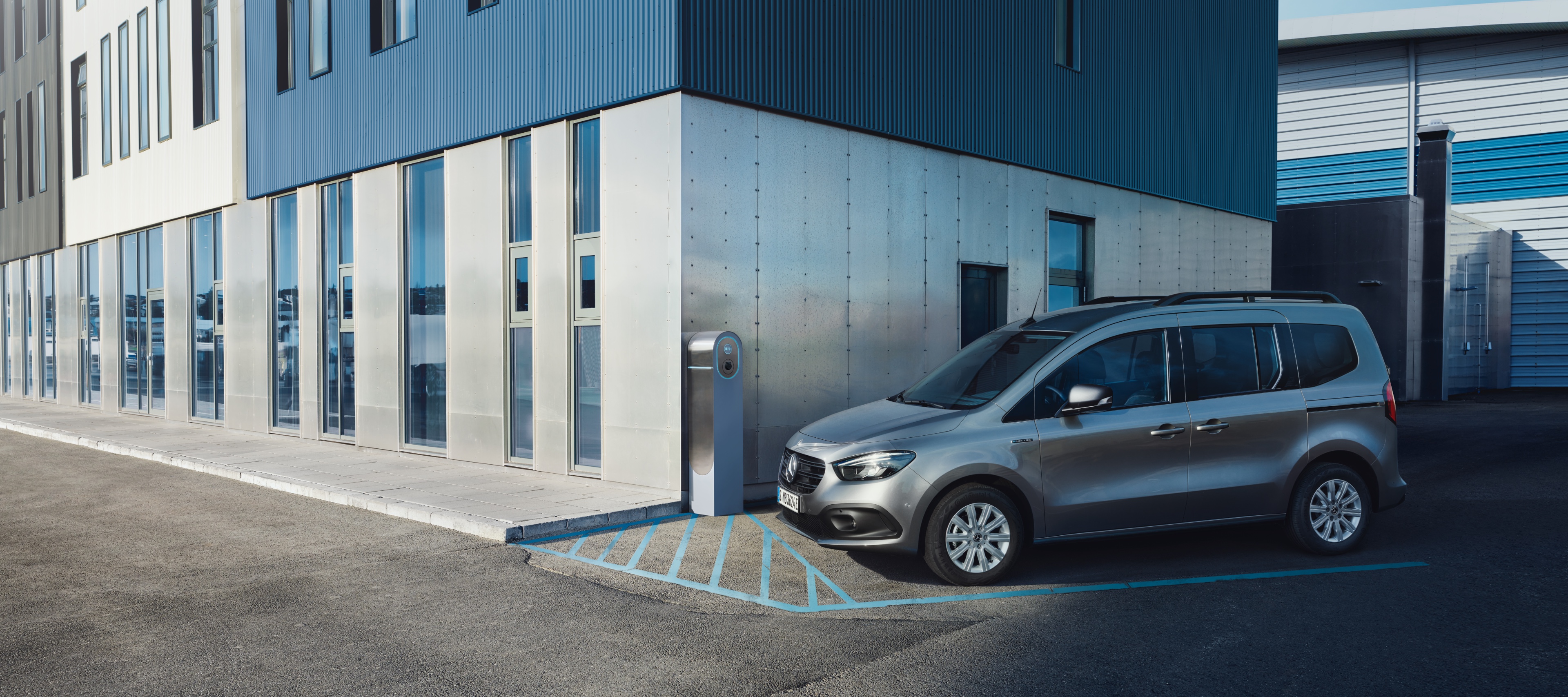 Alternatywne napędy | Citan Tourer | Mercedes-Benz Mercedes-Benz eCitan Tourer na stacji ładowania.