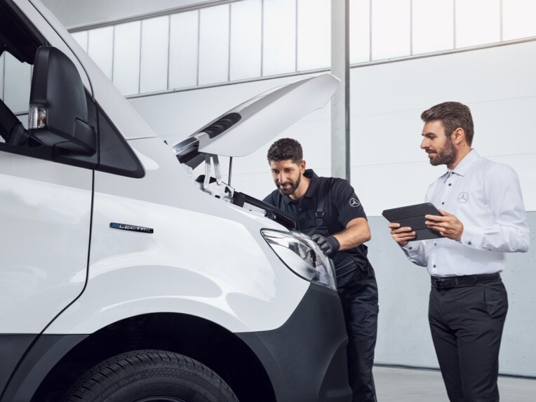 Samochód dostawczy Mercedes-Benz podczas przeglądu.