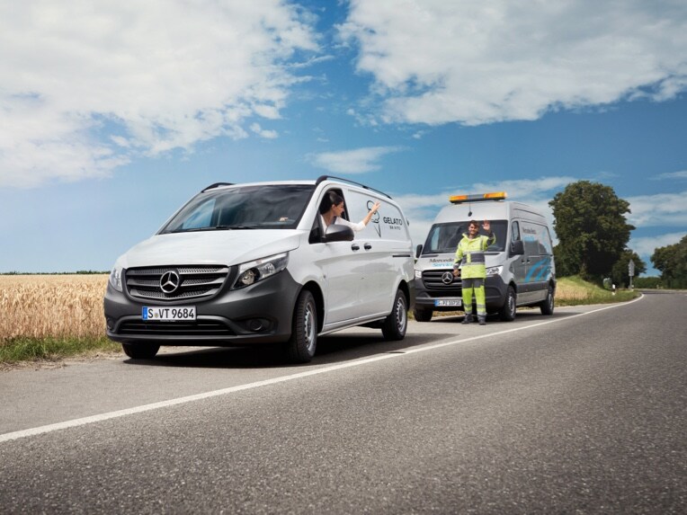 Samochód dostawczy Mercedes-Benz podczas serwisu.