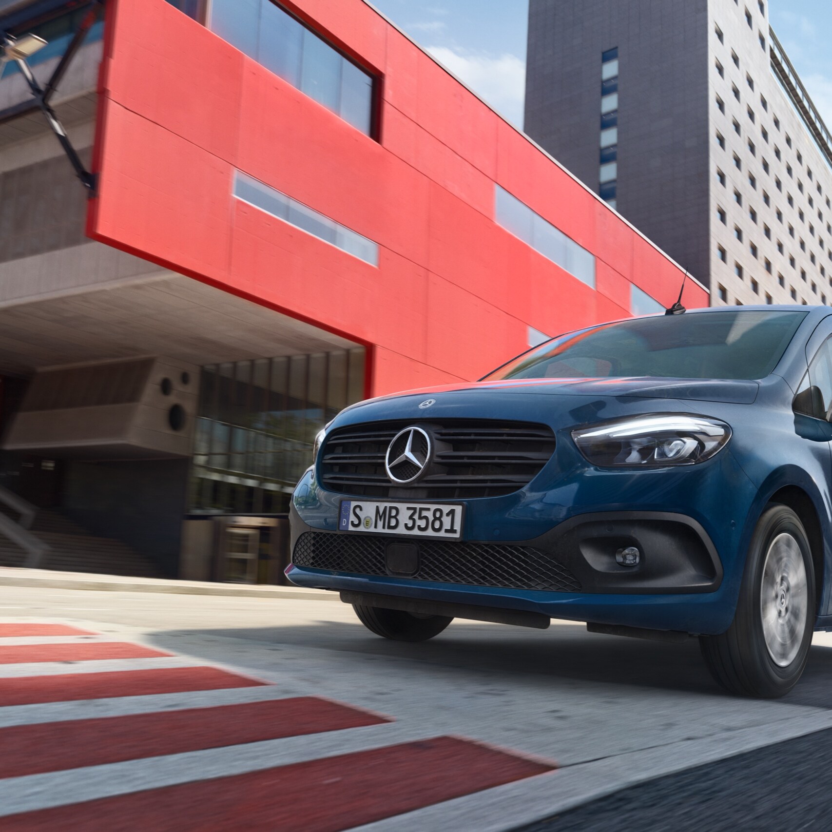Mercedes-Benz Citan Tourer transportujący pasażerów.