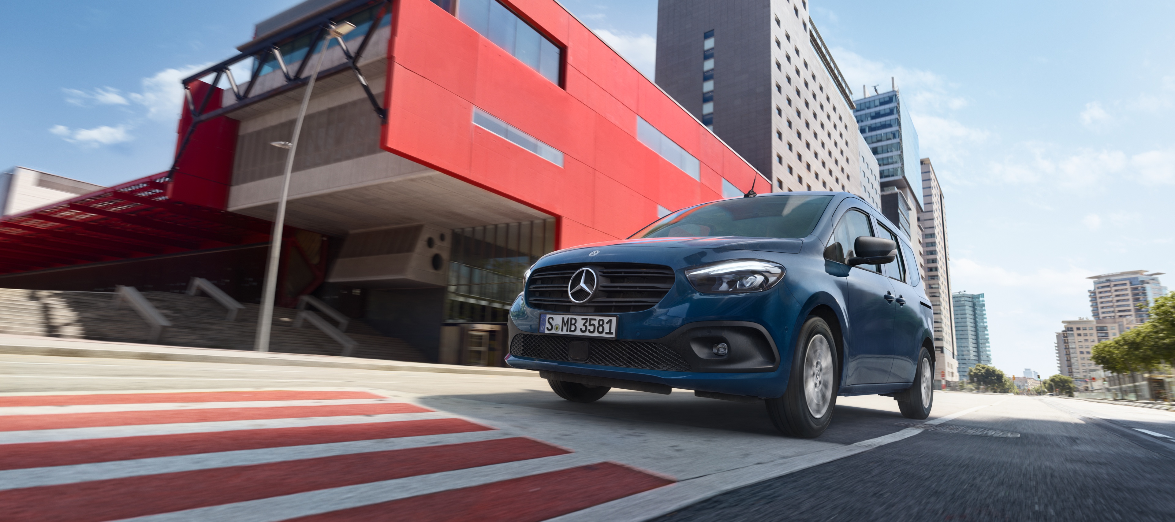 Citan Tourer | Mercedes-Benz Mercedes-Benz Citan Tourer transportujący pasażerów.