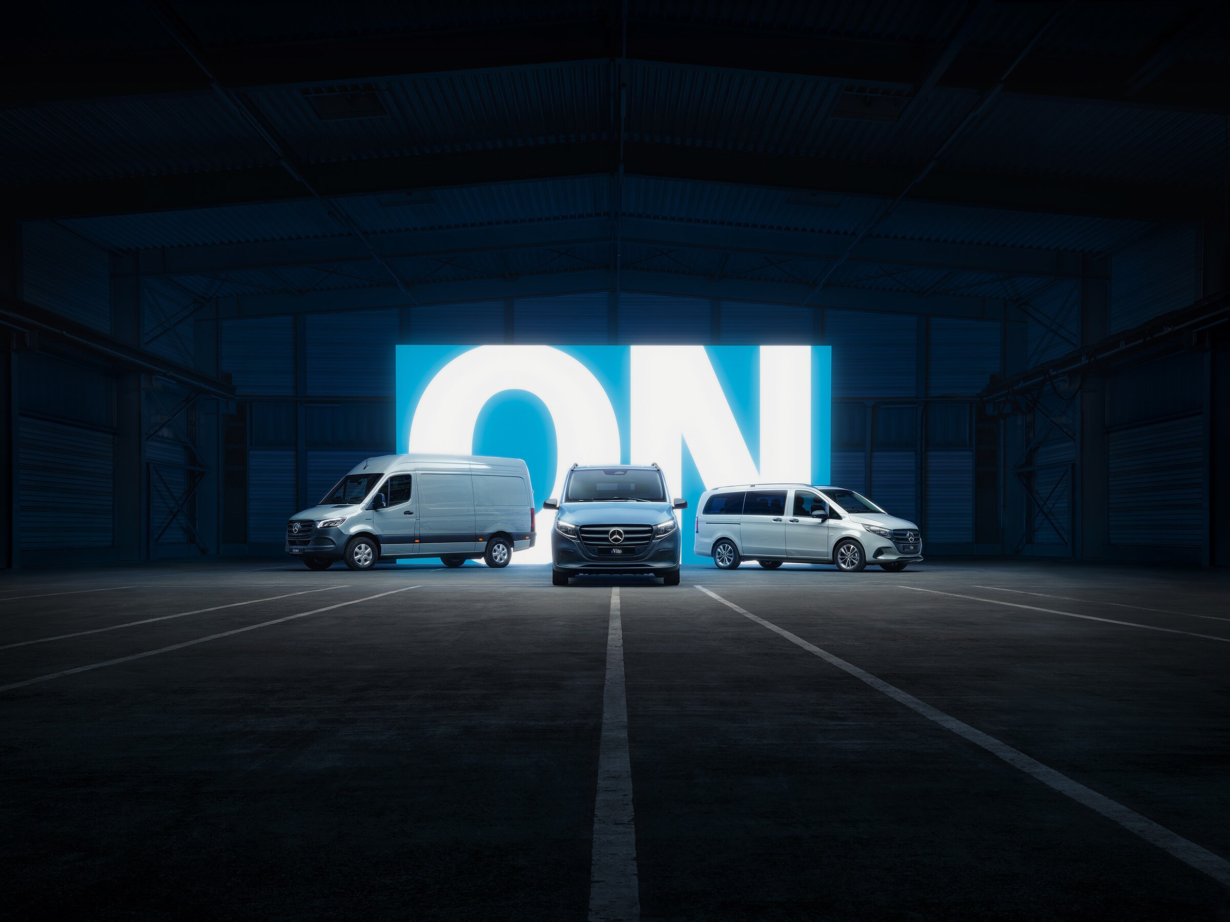 Gama elektrycznych samochodów dostawczych Mercedes‑Benz, w tym modele eSprinter i eVito, w oświetlonym salonie.