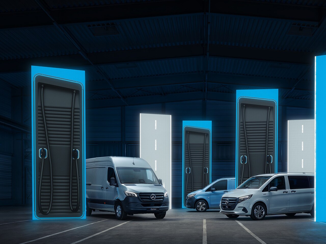 Elektryczne samochody dostawcze Mercedes-Benz z inteligentnymi rozwiązaniami w zakresie ładowania w zaawansowanym technologicznie środowisku logistycznym.
