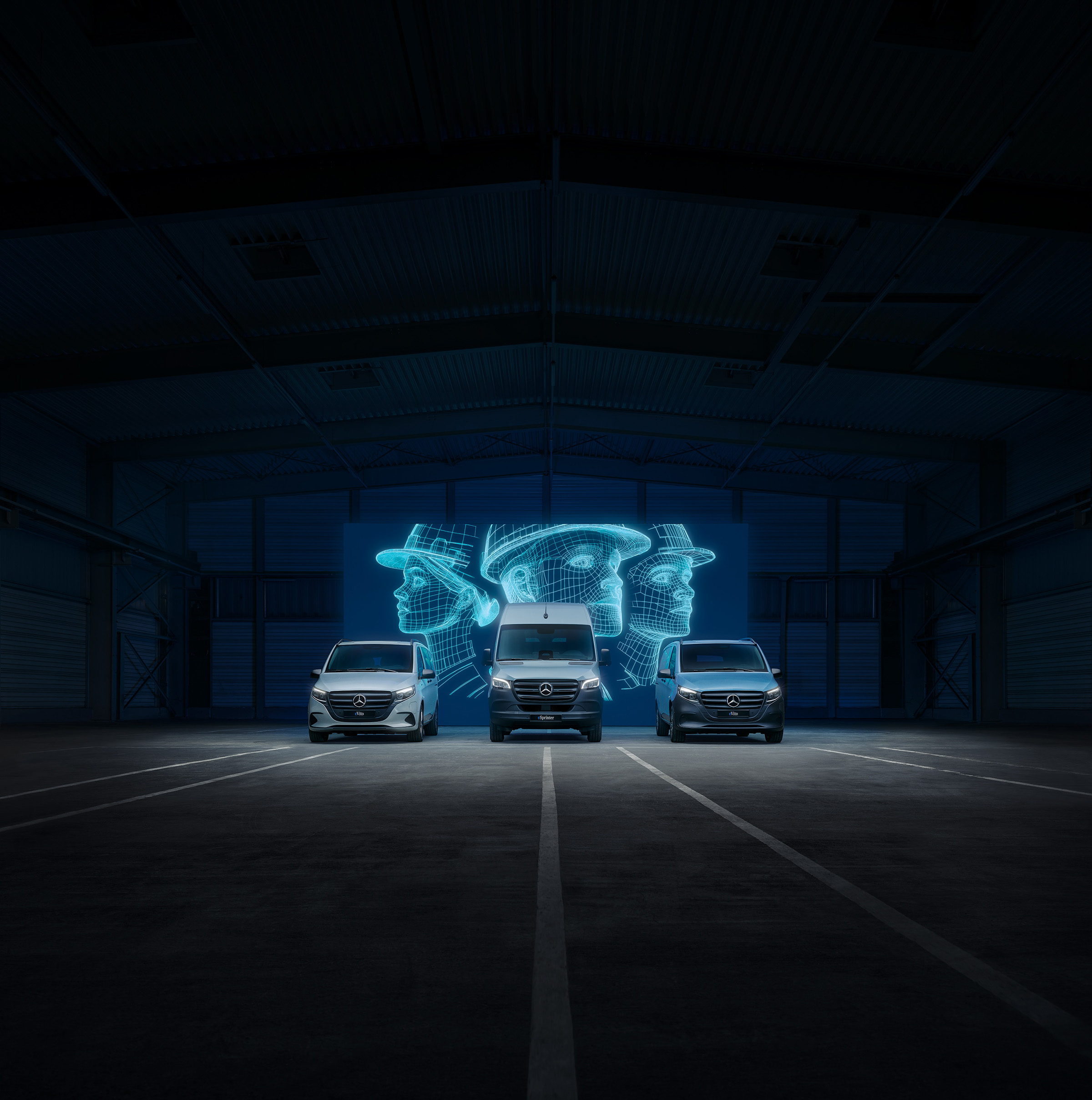 Wybierz pojazd elektryczny | Modele elektryczne | Mercedes-Benz Elektryczne samochody dostawcze Mercedes-Benz w nowoczesnym otoczeniu magazynowym.