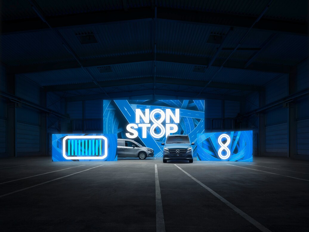 Mercedes-Benz EQV na stacji ładowania.