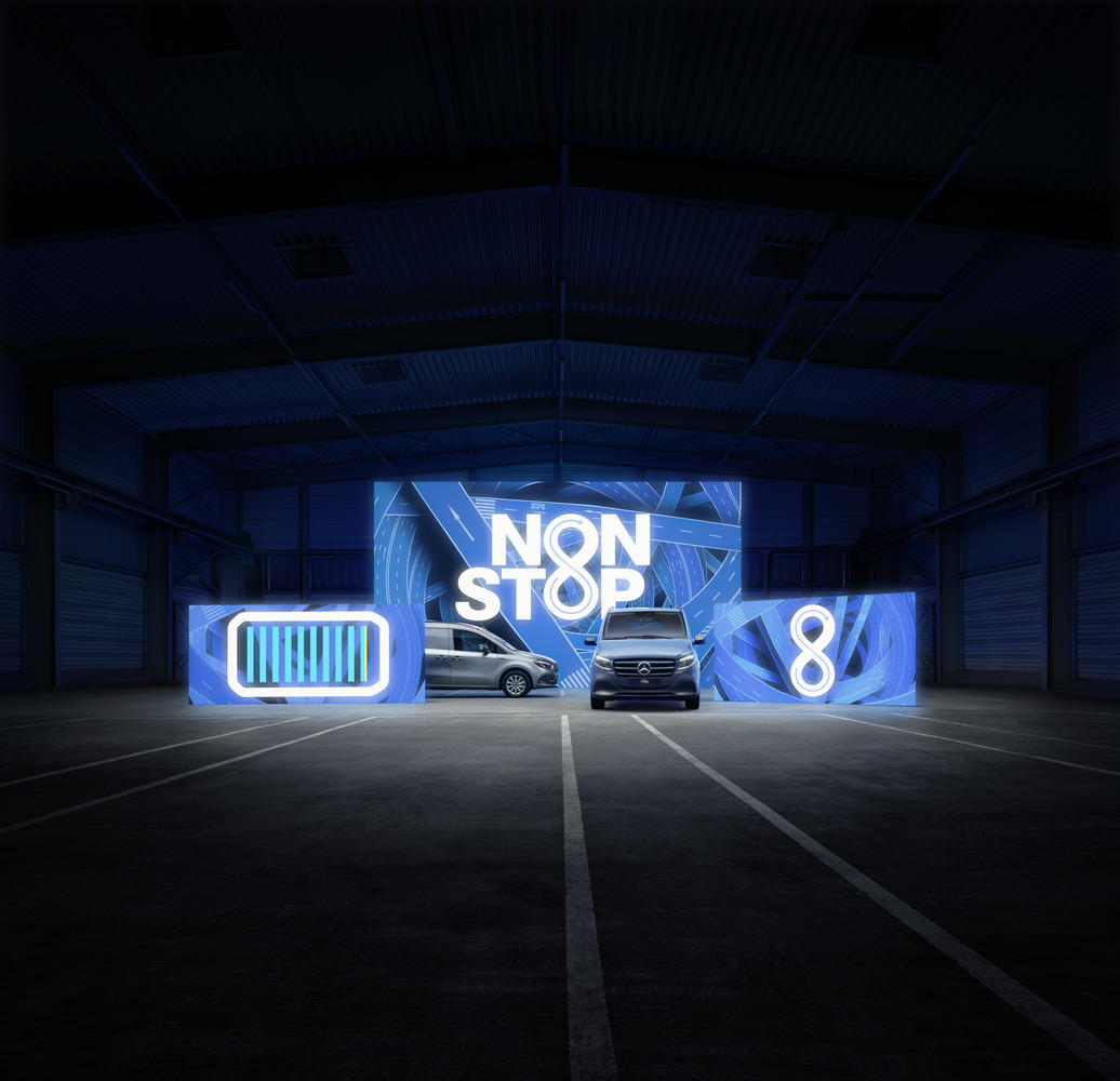 Elektromobilność | EQV | Mercedes-Benz Mercedes-Benz EQV na stacji ładowania.