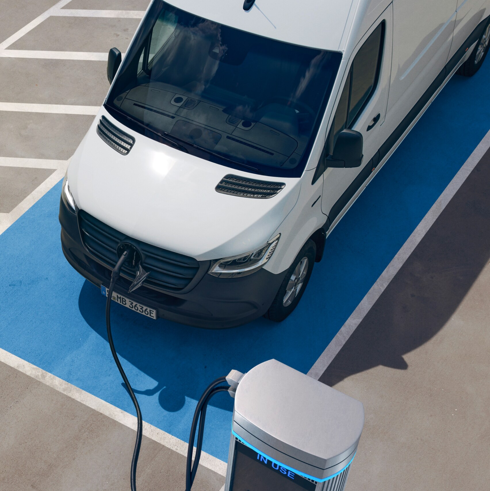 Mercedes-Benz eSprinter Furgon przy terminalu ładującym.