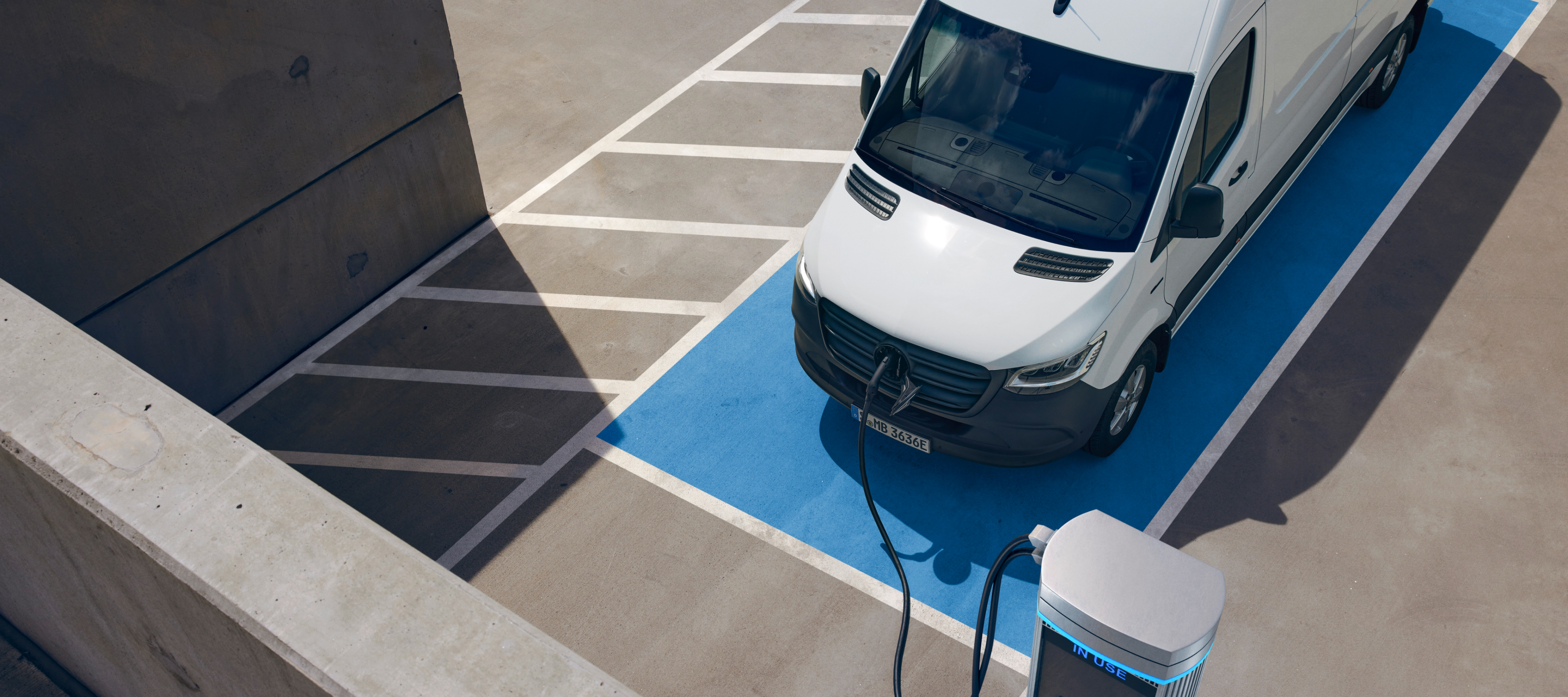 Porównanie pojazdów | eSprinter Furgon | Mercedes-Benz Mercedes-Benz eSprinter Furgon przy terminalu ładującym.